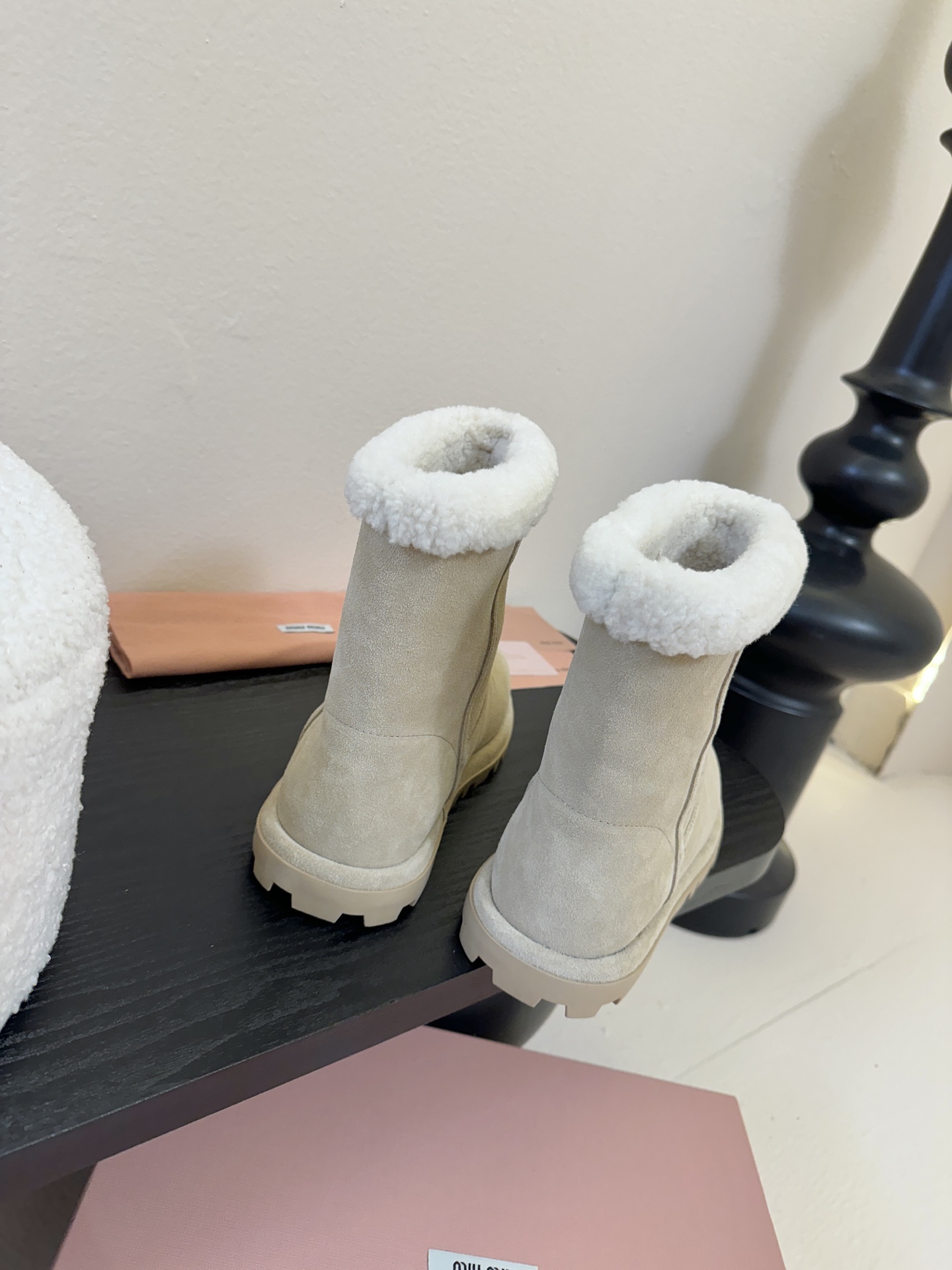 MiuMiu 缪缪秋冬最新走秀款 雪地靴毛毛鞋 超多明星网红种草 小红书博主都有钟爱 简约的设计更显优雅