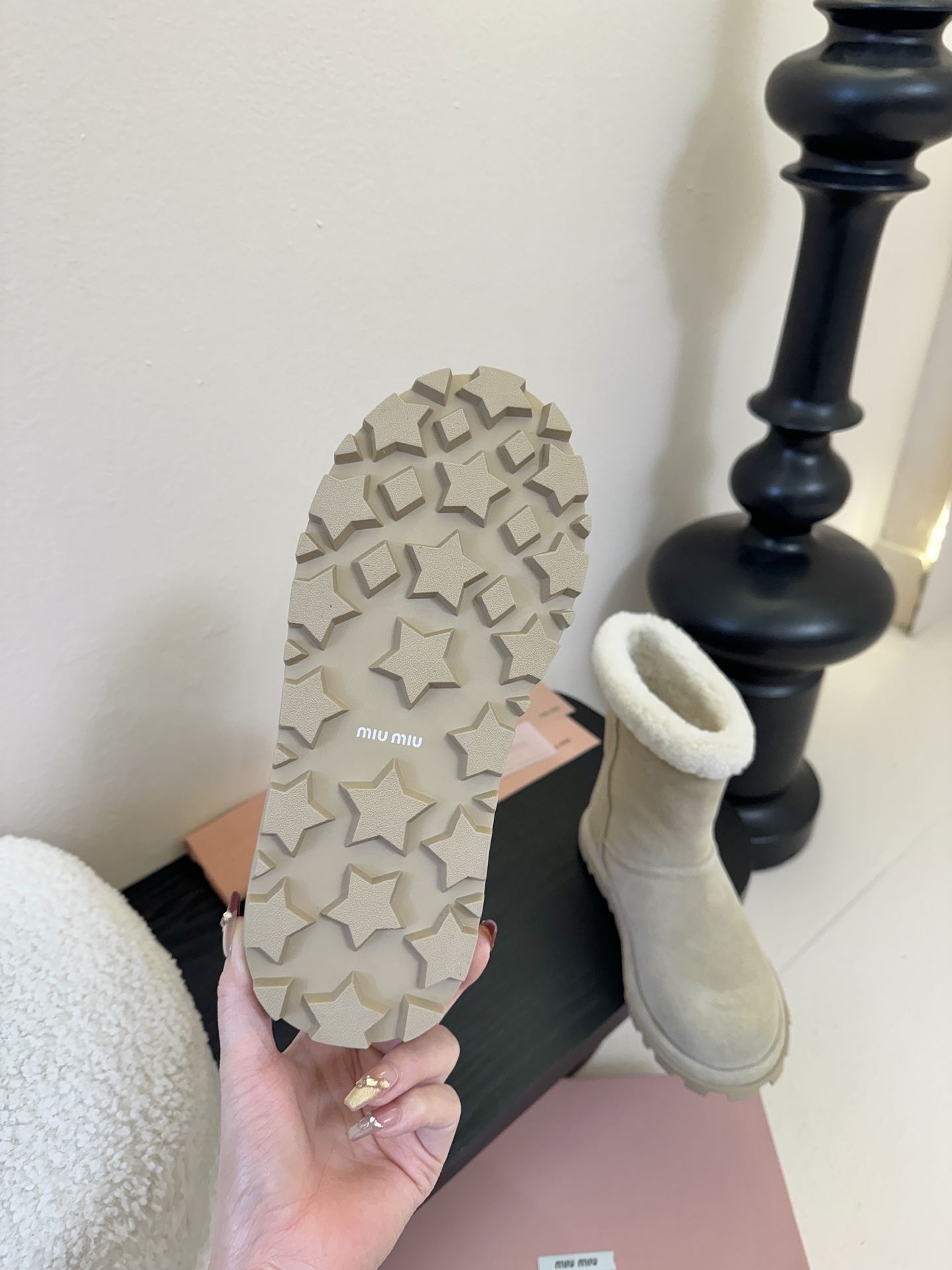 MiuMiu 缪缪秋冬最新走秀款 雪地靴毛毛鞋 超多明星网红种草 小红书博主都有钟爱 简约的设计更显优雅