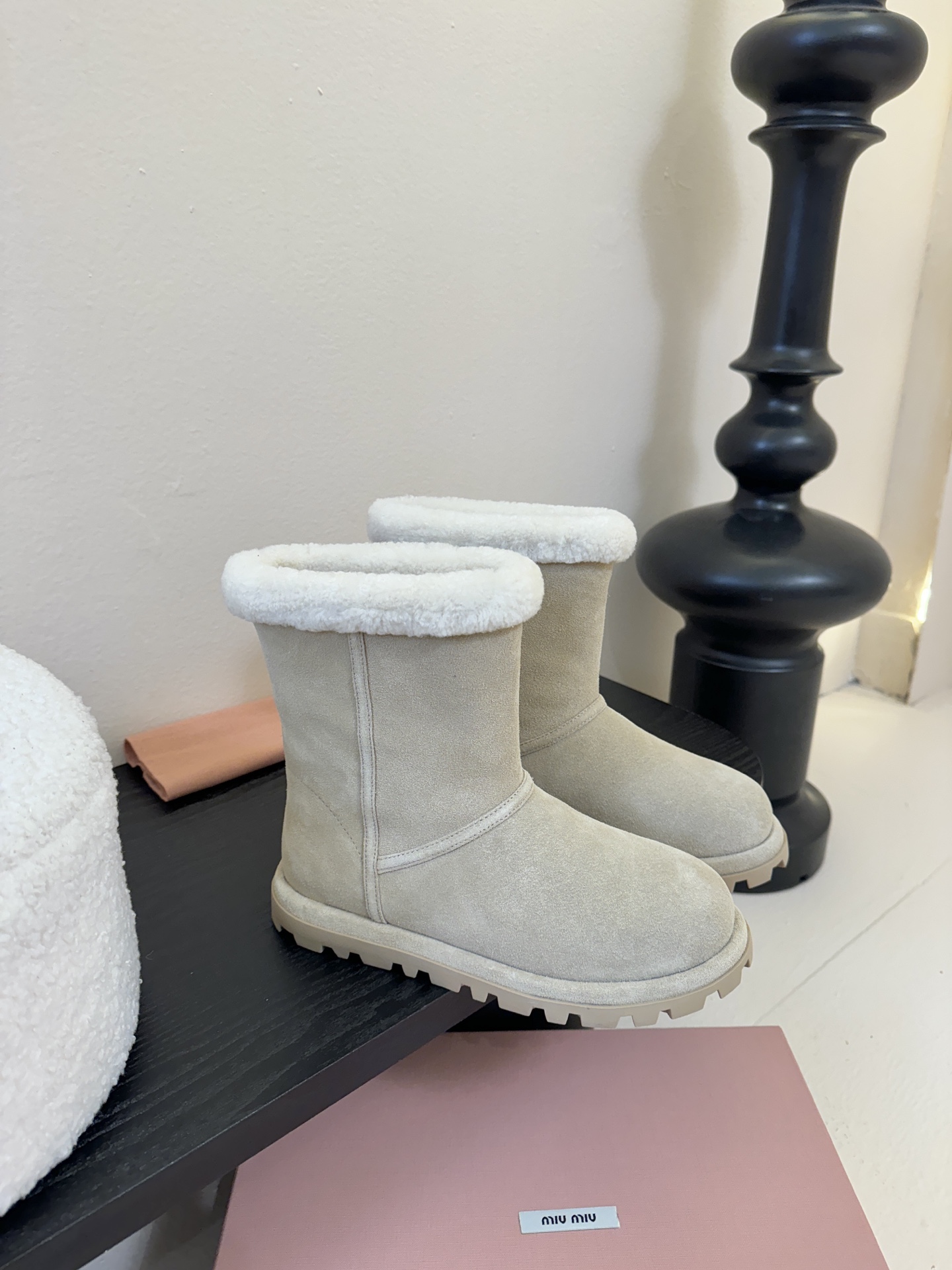 MiuMiu 缪缪秋冬最新走秀款 雪地靴毛毛鞋 超多明星网红种草 小红书博主都有钟爱 简约的设计更显优雅