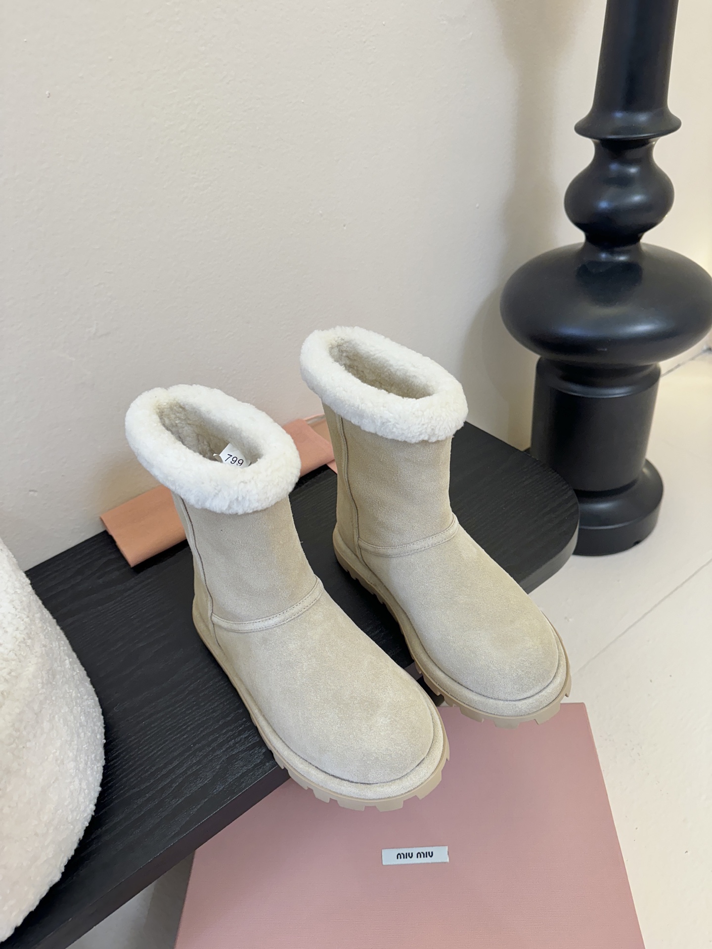MiuMiu 缪缪秋冬最新走秀款 雪地靴毛毛鞋 超多明星网红种草 小红书博主都有钟爱 简约的设计更显优雅