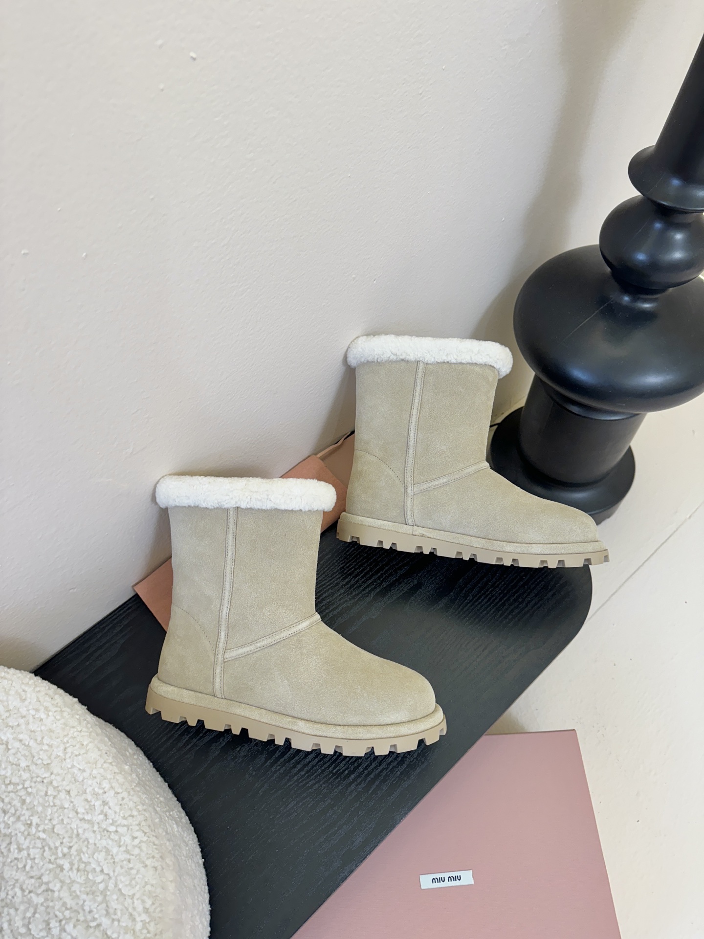 MiuMiu 缪缪秋冬最新走秀款 雪地靴毛毛鞋 超多明星网红种草 小红书博主都有钟爱 简约的设计更显优雅