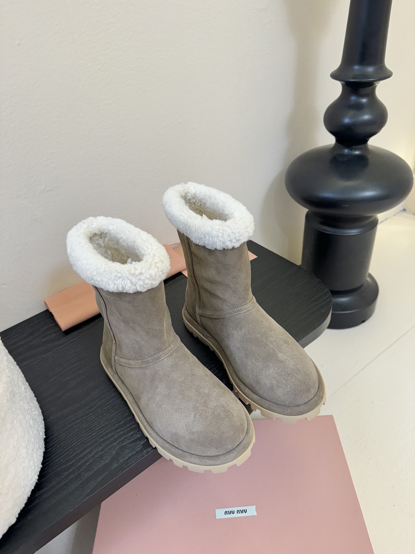 MiuMiu 缪缪秋冬最新走秀款 雪地靴毛毛鞋 超多明星网红种草 小红书博主都有钟爱 简约的设计更显优雅