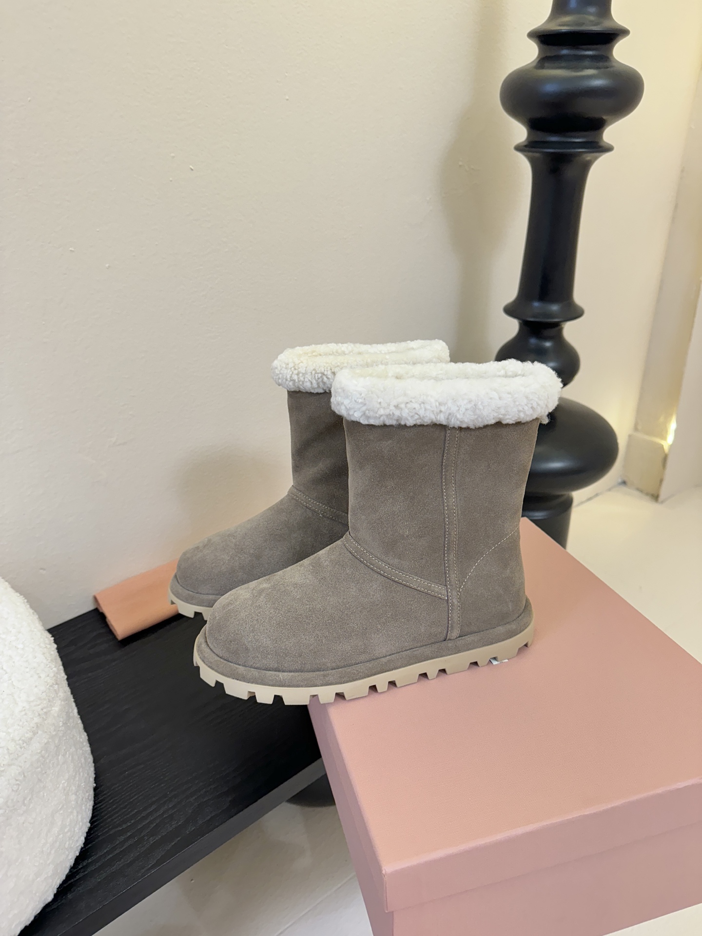 MiuMiu 缪缪秋冬最新走秀款 雪地靴毛毛鞋 超多明星网红种草 小红书博主都有钟爱 简约的设计更显优雅