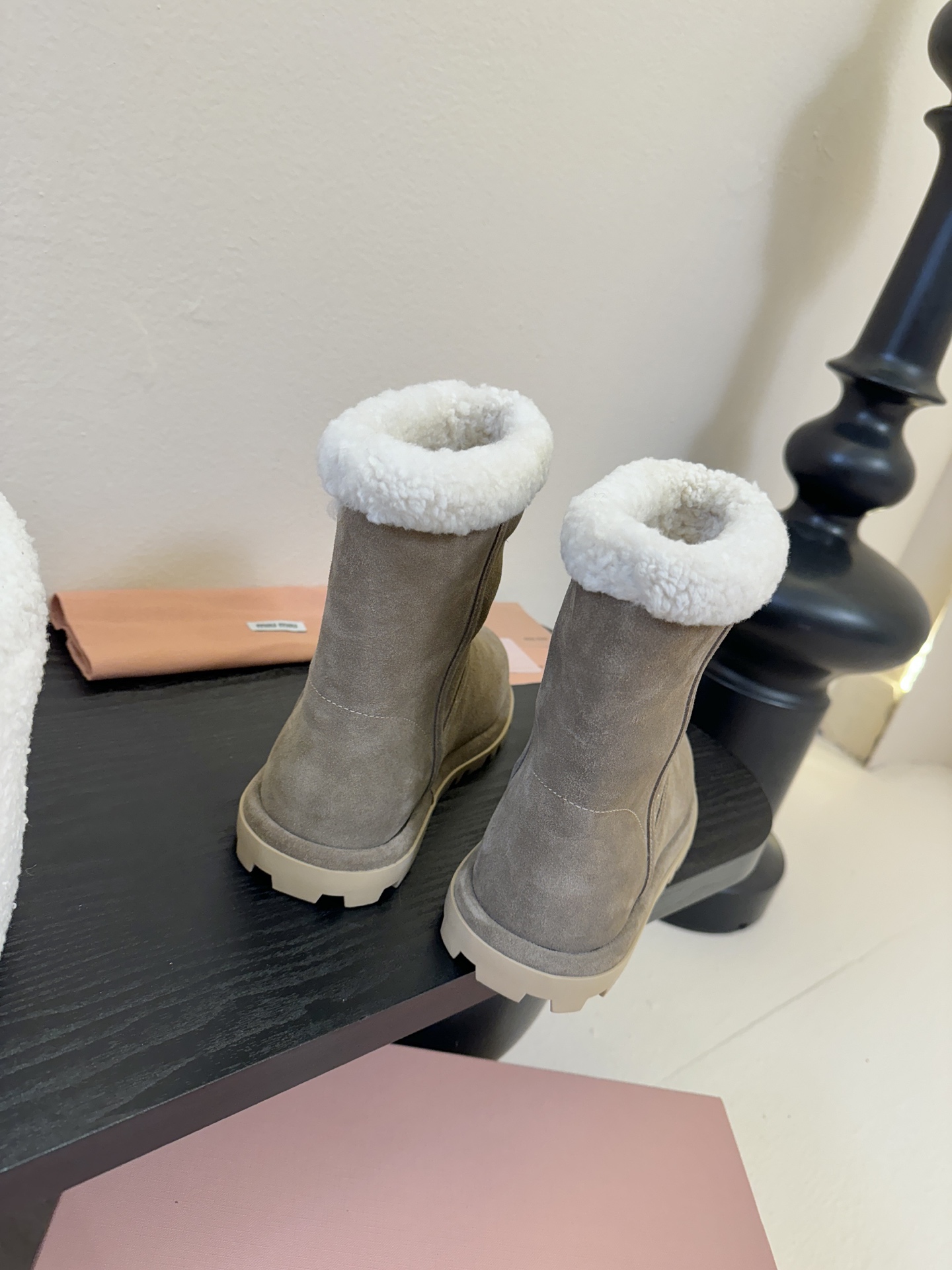MiuMiu 缪缪秋冬最新走秀款 雪地靴毛毛鞋 超多明星网红种草 小红书博主都有钟爱 简约的设计更显优雅