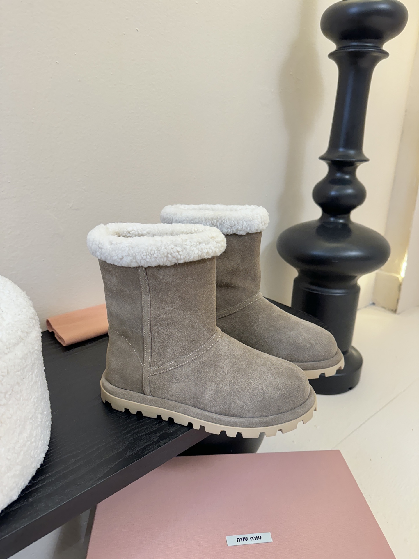 MiuMiu 缪缪秋冬最新走秀款 雪地靴毛毛鞋 超多明星网红种草 小红书博主都有钟爱 简约的设计更显优雅