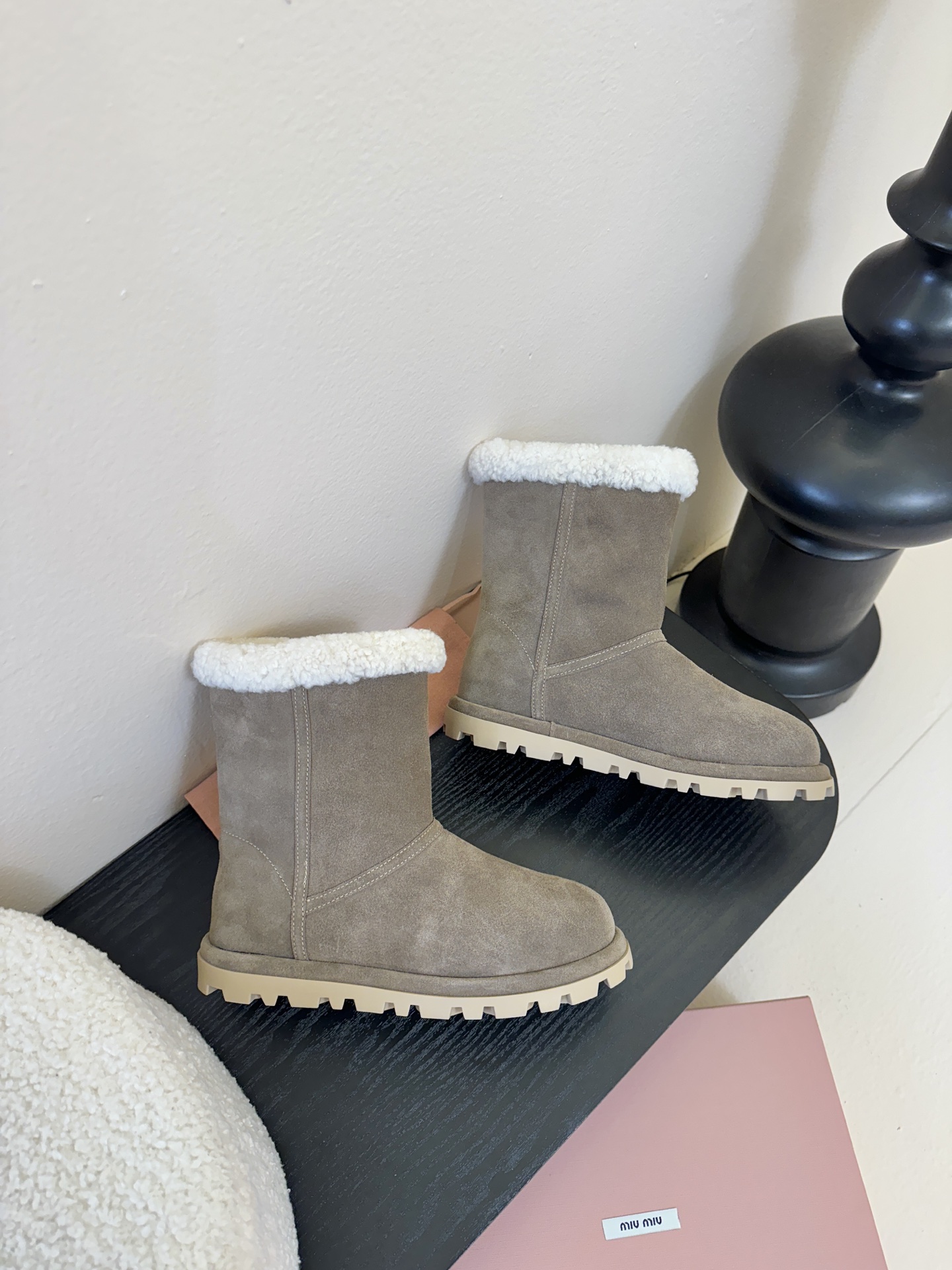 MiuMiu 缪缪秋冬最新走秀款 雪地靴毛毛鞋 超多明星网红种草 小红书博主都有钟爱 简约的设计更显优雅