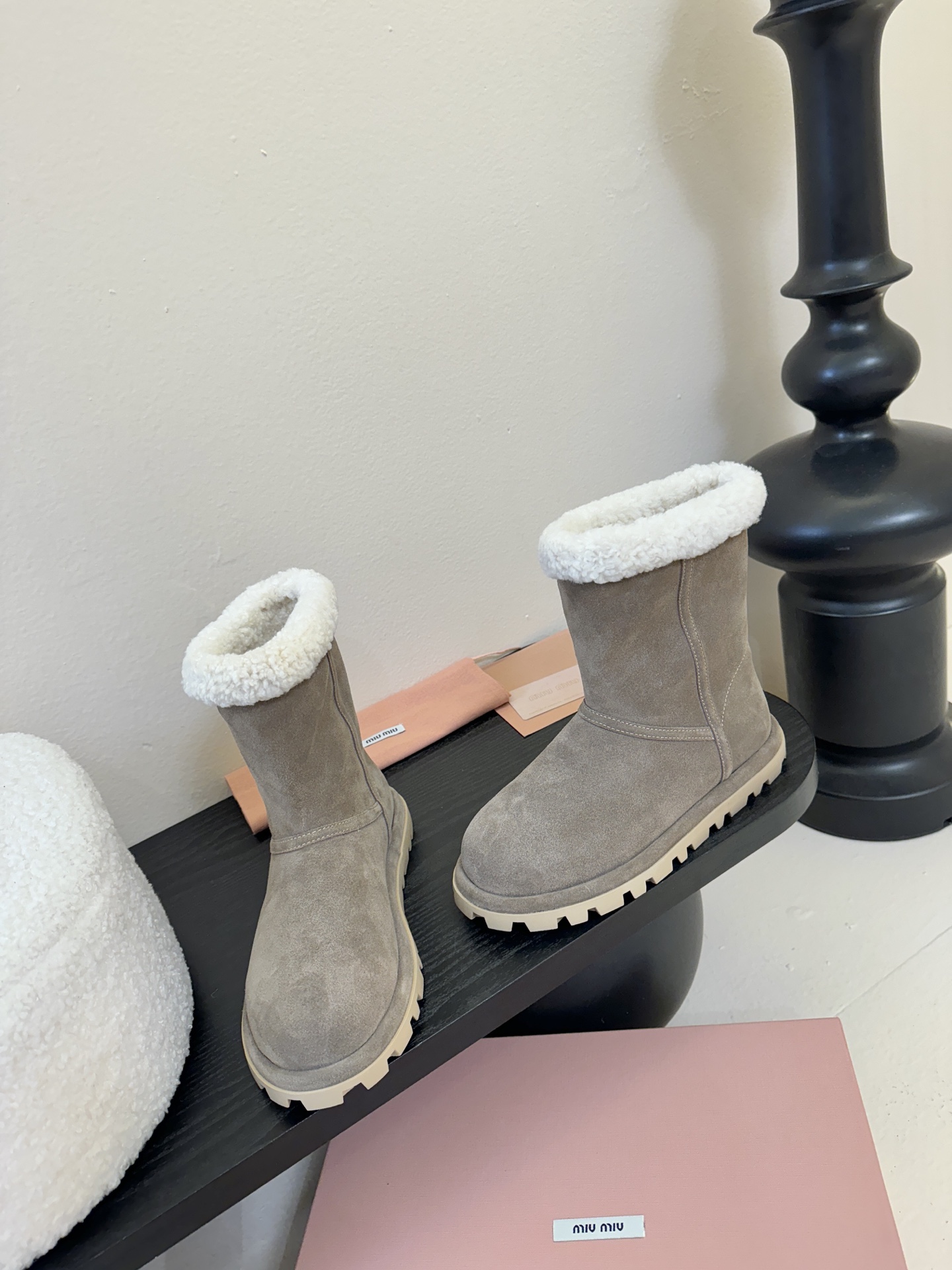 MiuMiu 缪缪秋冬最新走秀款 雪地靴毛毛鞋 超多明星网红种草 小红书博主都有钟爱 简约的设计更显优雅