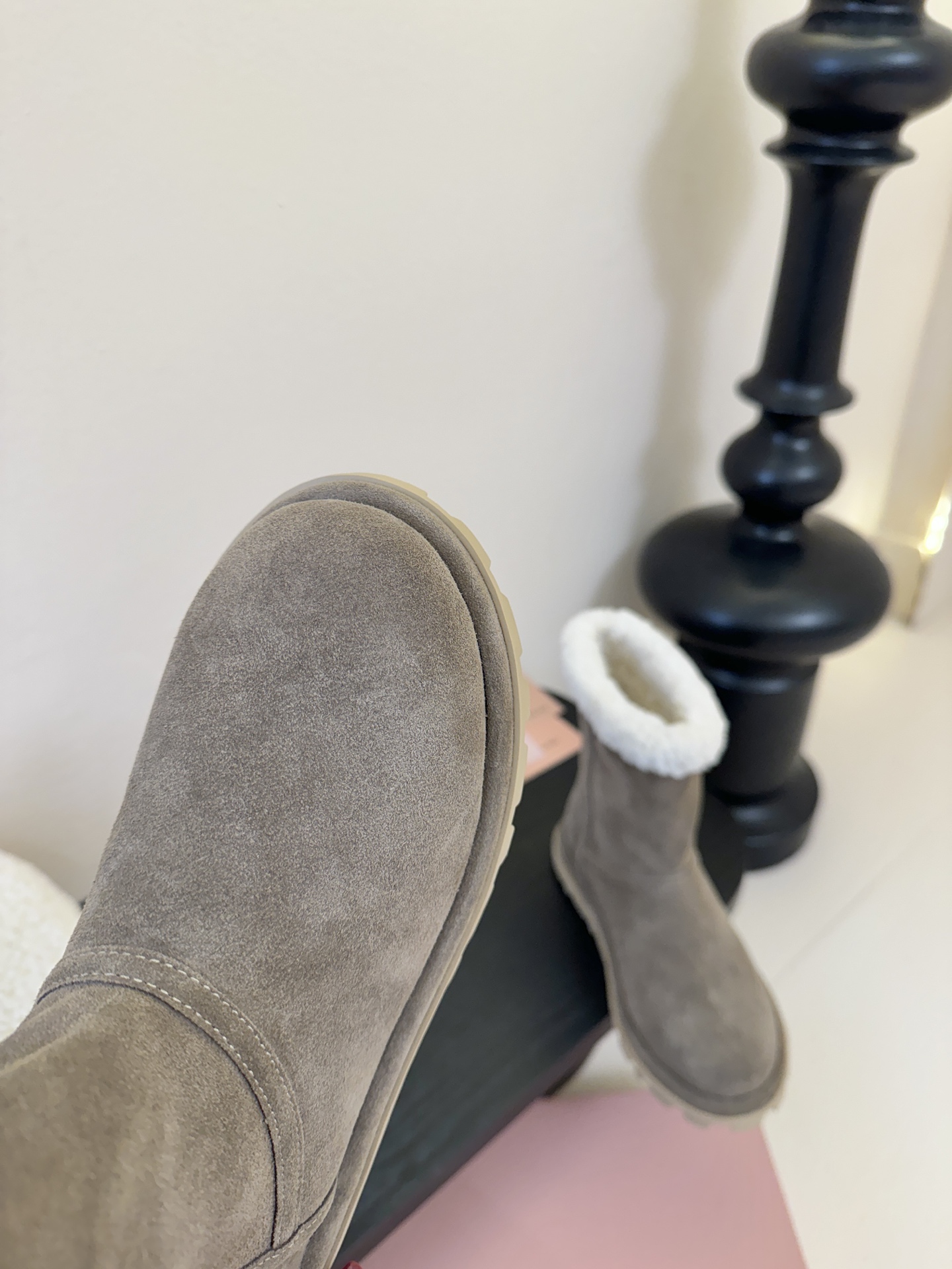 MiuMiu 缪缪秋冬最新走秀款 雪地靴毛毛鞋 超多明星网红种草 小红书博主都有钟爱 简约的设计更显优雅