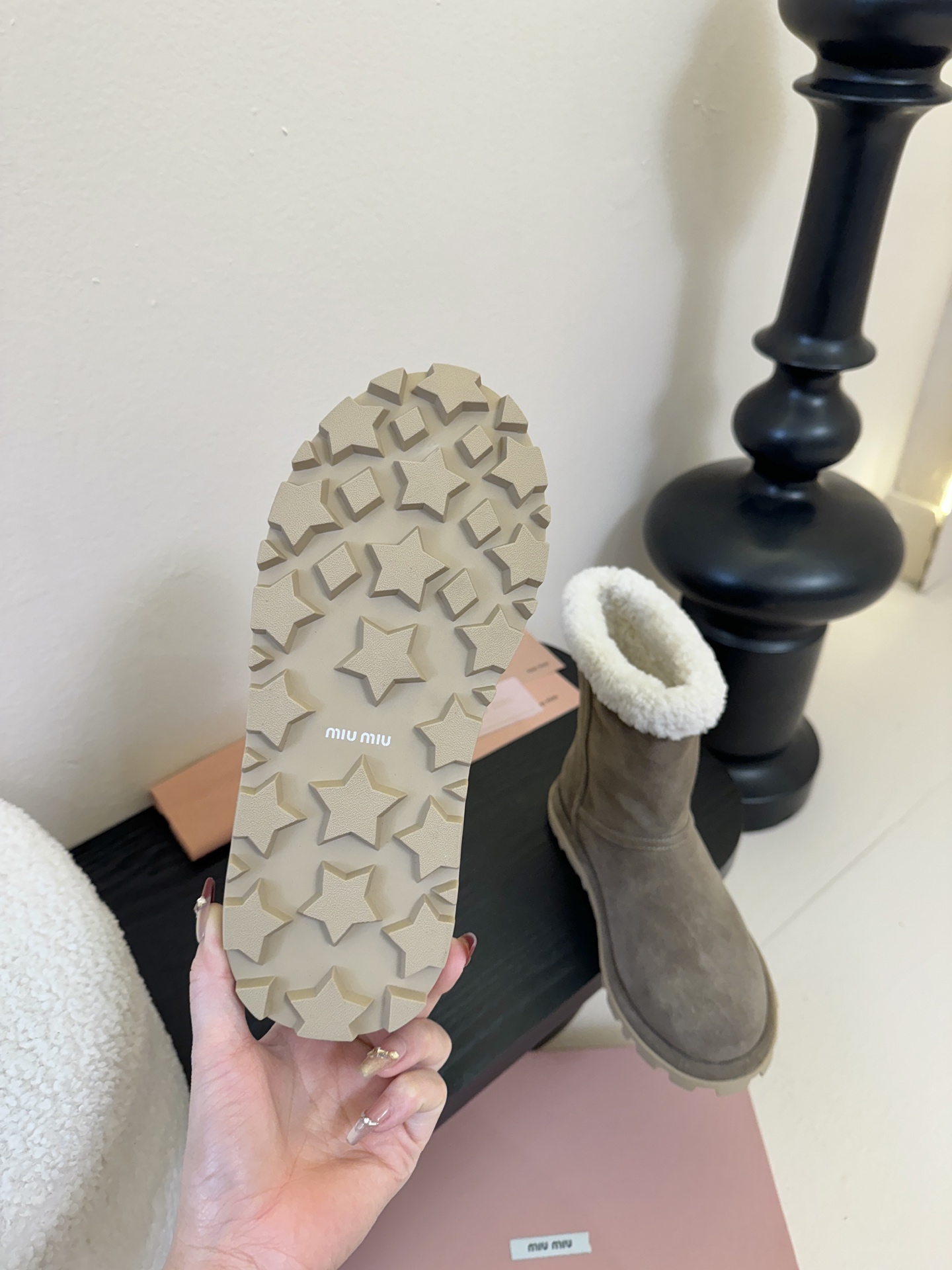 MiuMiu 缪缪秋冬最新走秀款 雪地靴毛毛鞋 超多明星网红种草 小红书博主都有钟爱 简约的设计更显优雅