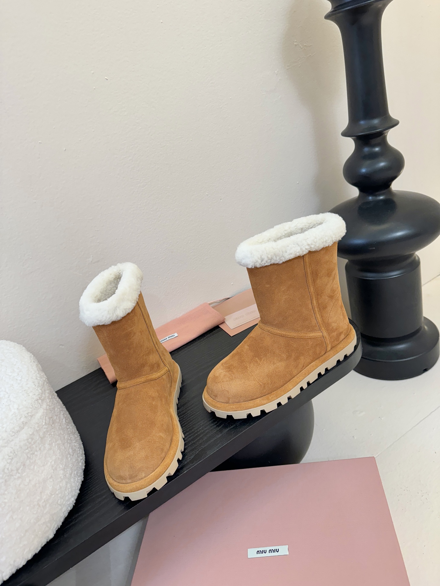 MiuMiu 缪缪秋冬最新走秀款 雪地靴毛毛鞋 超多明星网红种草 小红书博主都有钟爱 简约的设计更显优雅