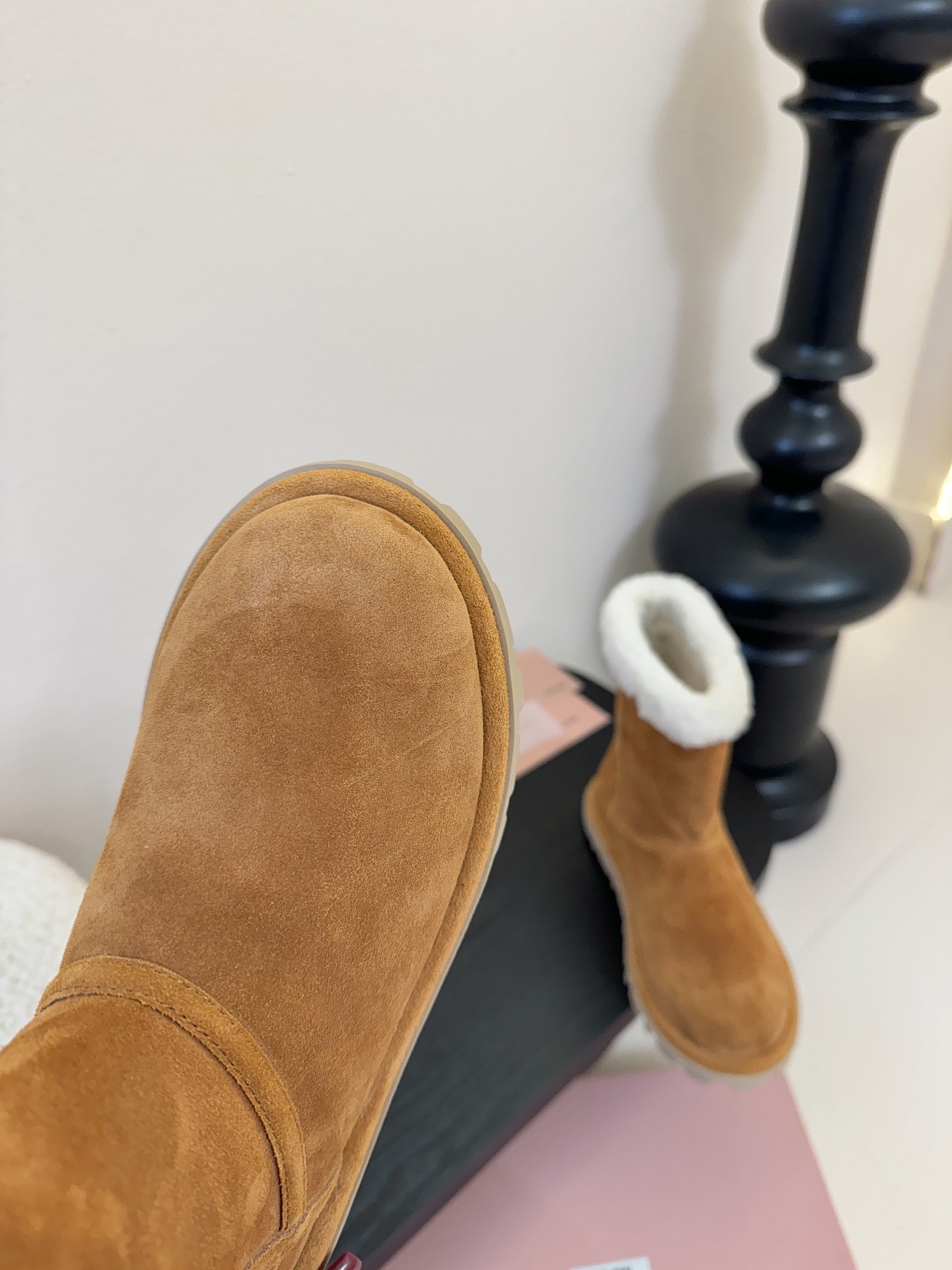 MiuMiu 缪缪秋冬最新走秀款 雪地靴毛毛鞋 超多明星网红种草 小红书博主都有钟爱 简约的设计更显优雅