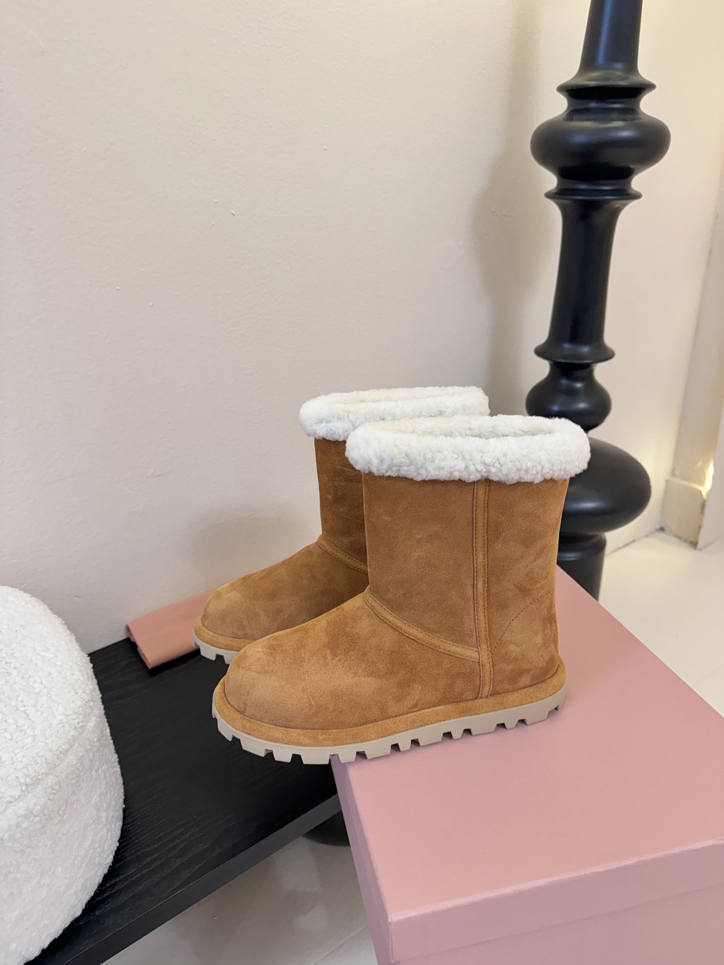 MiuMiu 缪缪秋冬最新走秀款 雪地靴毛毛鞋 超多明星网红种草 小红书博主都有钟爱 简约的设计更显优雅