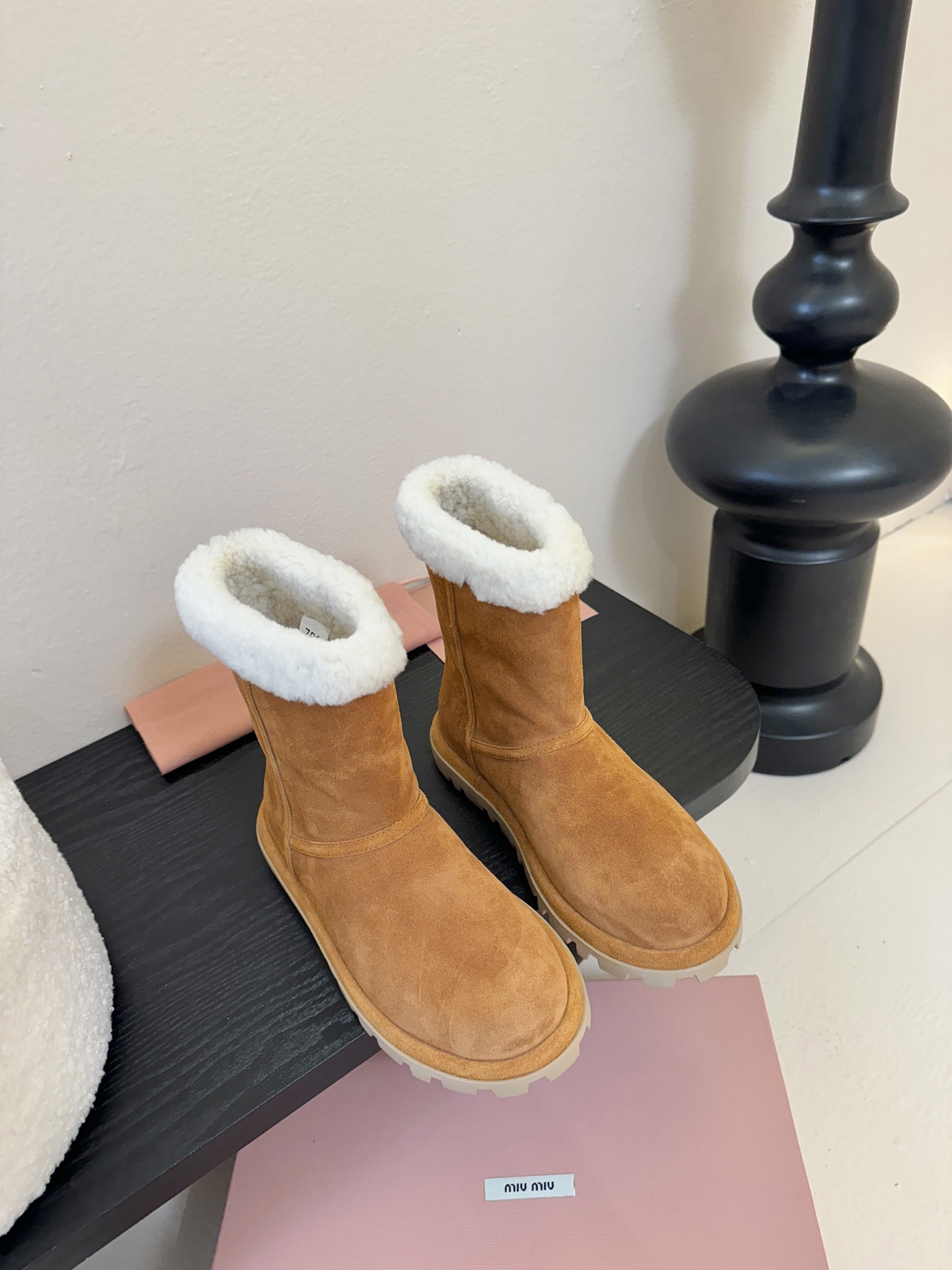 NO:594471,MiuMiu Miu Miu's latest autumn and winter catwalk style, snow boots and fur shoes, which are loved by many celebrity Internet celebrities and Xiaohongshu bloggers. The simple design is more elegant, and it is especially stunning on your feet. It looks super warm and you will not regret it when you close your eyes. The foot is very comfortable and stable. The combination is salty and sweet. The upper is imported high mercerized cow suede, and the lining is imported wool. The sole is ZP molded outsole Size #35-41 (40  41 Customized (no return or exchange), snow boots, miumiu, boots19860909MiuMiu 缪缪秋冬最新走秀款 雪地靴毛毛鞋 超多明星网红种草 小红书博主都有钟爱 简约的设计更显优雅,上脚尤为惊艳到你的一款 看着超级暖和 闭眼入都是不会后悔·上脚非常舒服超级稳·搭配还是可咸可甜鞋面进口高丝光牛反绒 内里进口羊毛内里 鞋底ZP开模大底Size#35-41（40 41订做不退换）,雪地靴,miumiu,boots,Women's Shoes