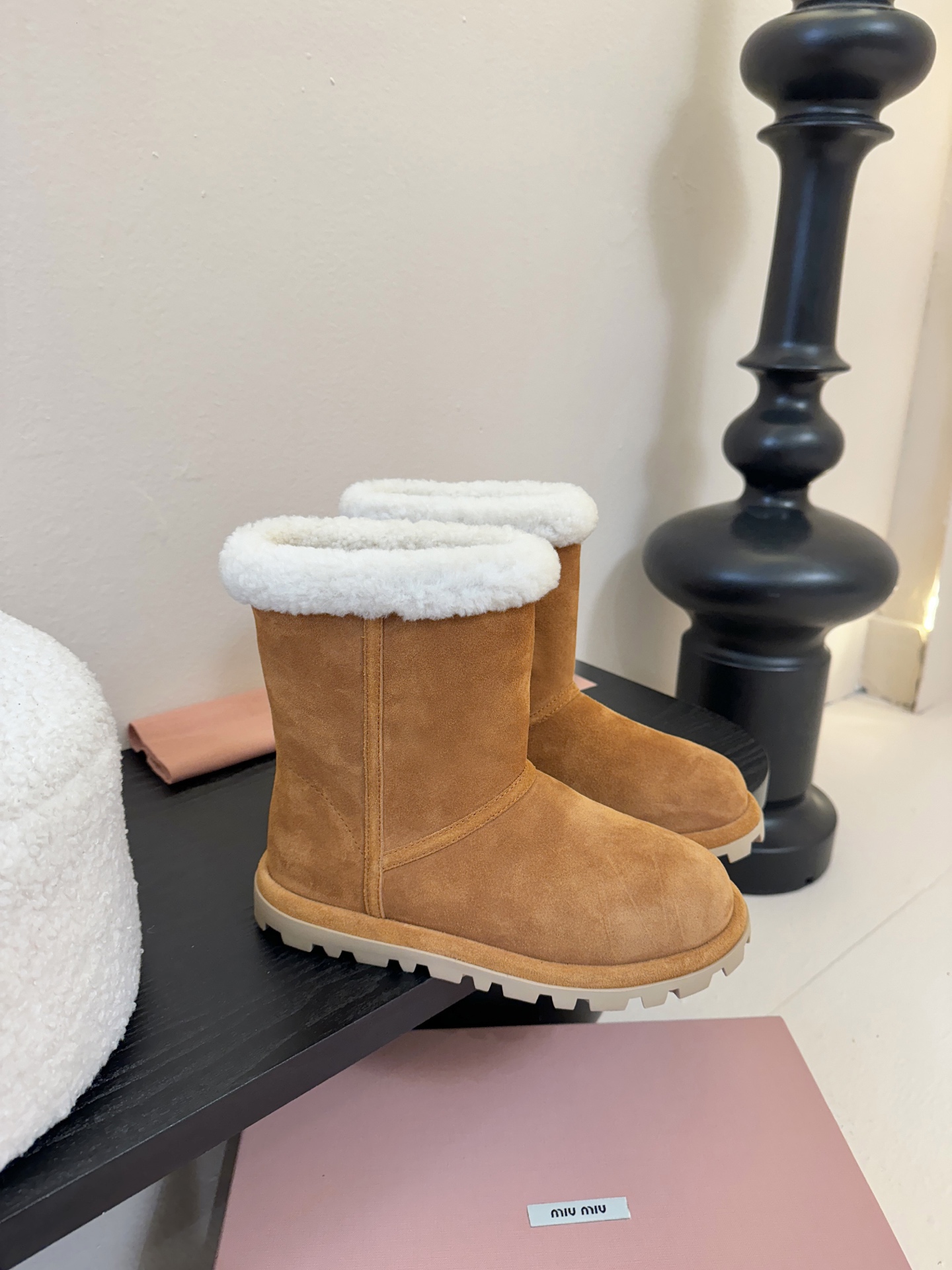 MiuMiu 缪缪秋冬最新走秀款 雪地靴毛毛鞋 超多明星网红种草 小红书博主都有钟爱 简约的设计更显优雅