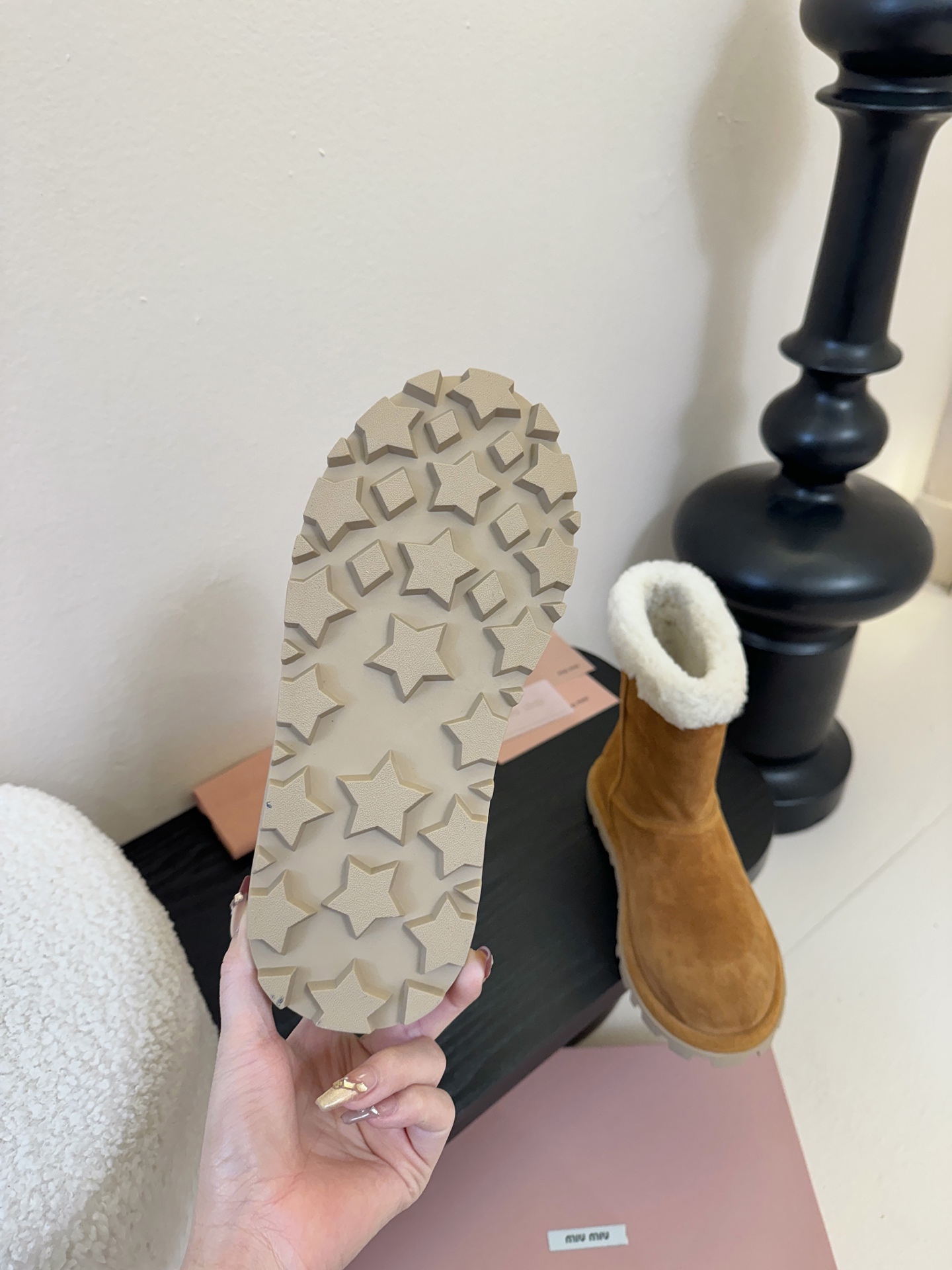 MiuMiu 缪缪秋冬最新走秀款 雪地靴毛毛鞋 超多明星网红种草 小红书博主都有钟爱 简约的设计更显优雅