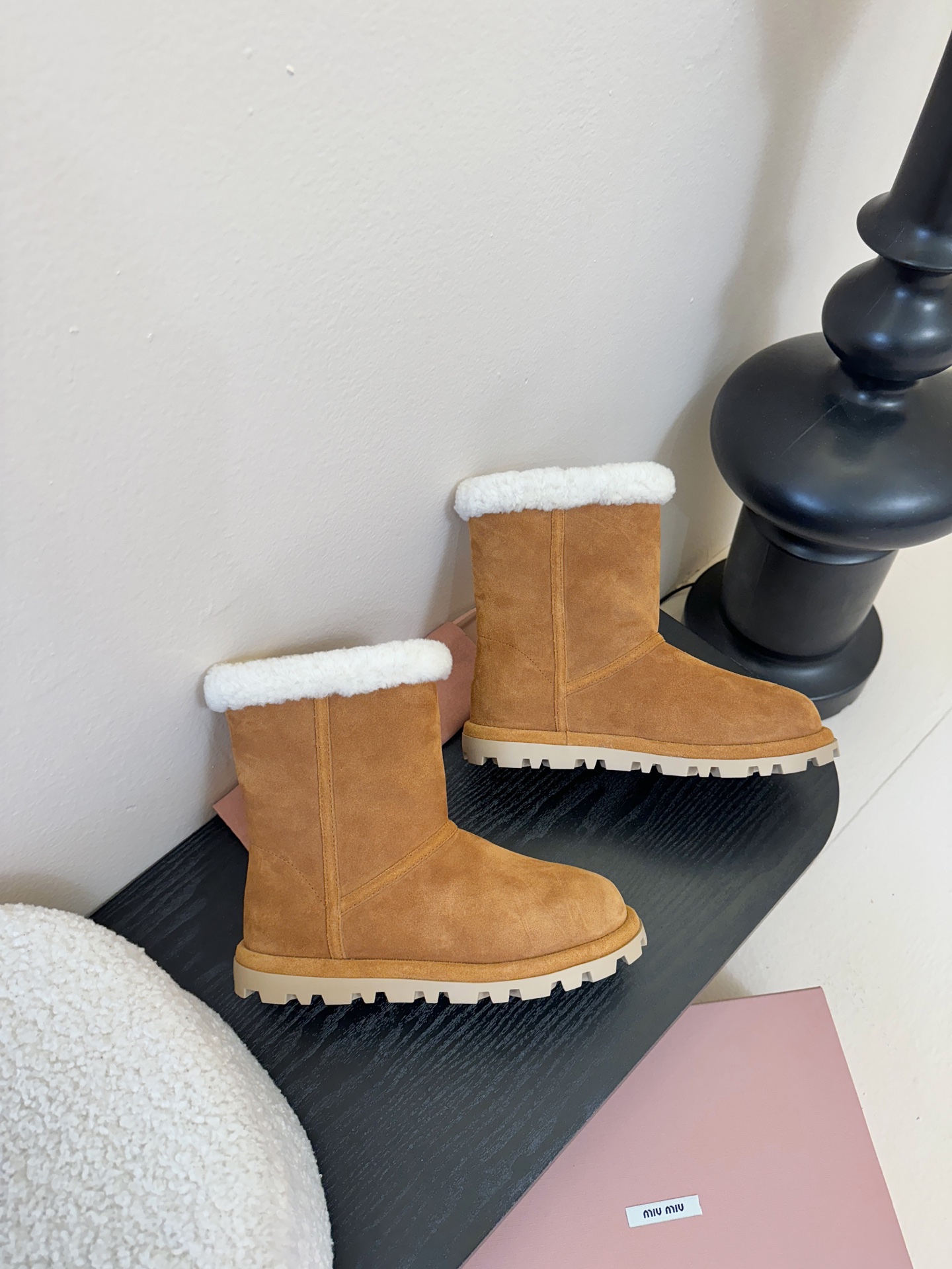 MiuMiu 缪缪秋冬最新走秀款 雪地靴毛毛鞋 超多明星网红种草 小红书博主都有钟爱 简约的设计更显优雅