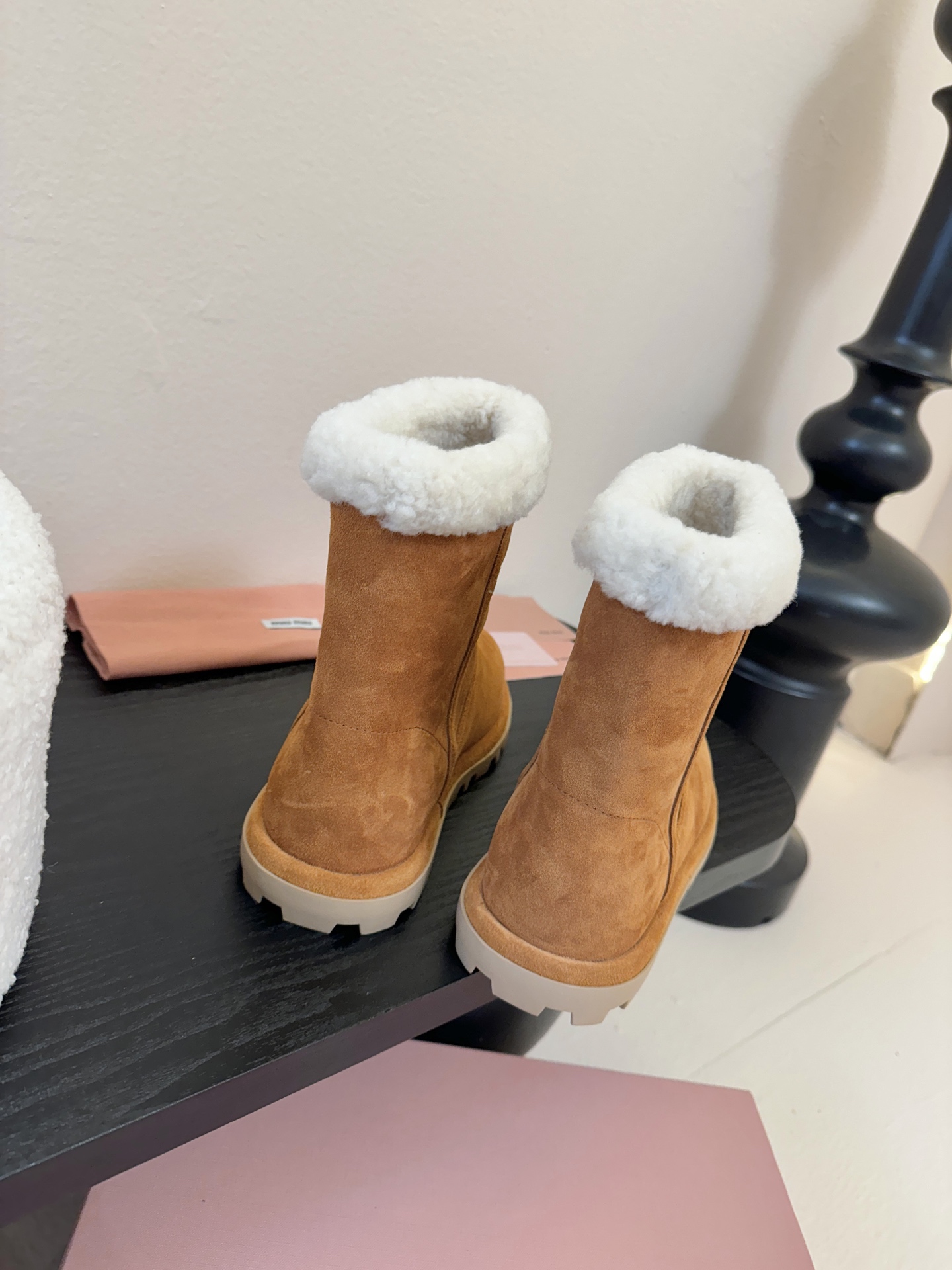 MiuMiu 缪缪秋冬最新走秀款 雪地靴毛毛鞋 超多明星网红种草 小红书博主都有钟爱 简约的设计更显优雅