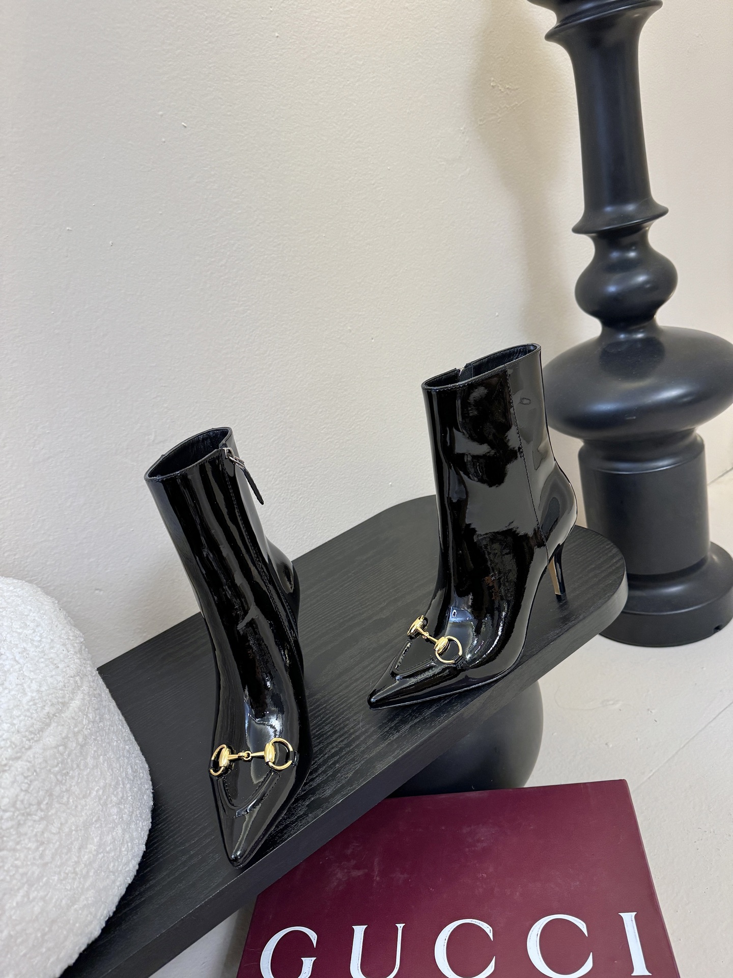 Gucci/古驰25WF新品马衔扣尖头侧拉链高跟短靴它以标志性的马衔扣为点睛之笔彰显着品牌深厚的马术传承