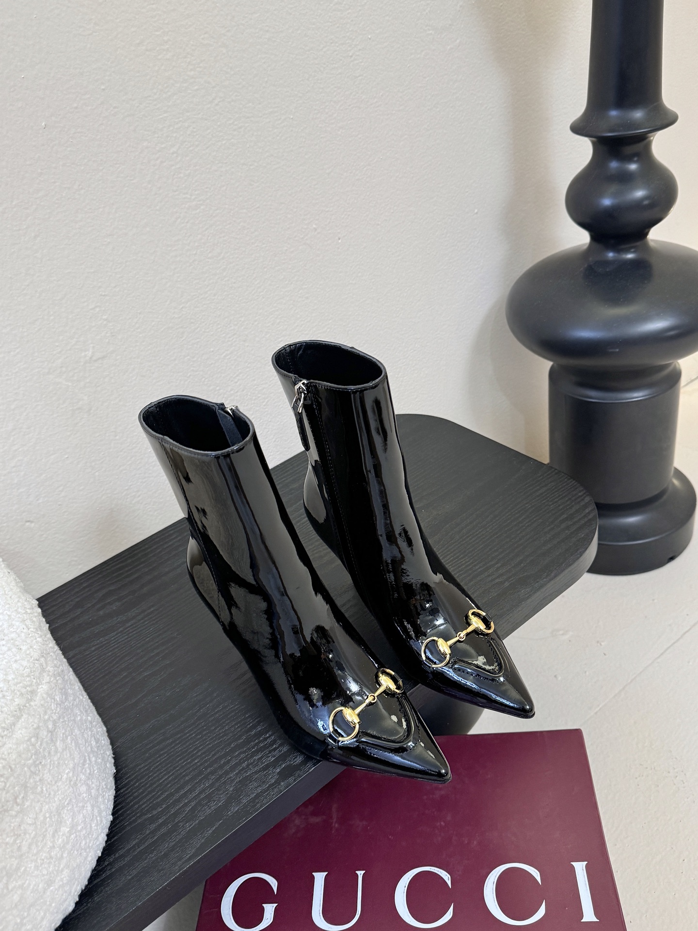 Gucci/古驰25WF新品马衔扣尖头侧拉链高跟短靴它以标志性的马衔扣为点睛之笔彰显着品牌深厚的马术传承