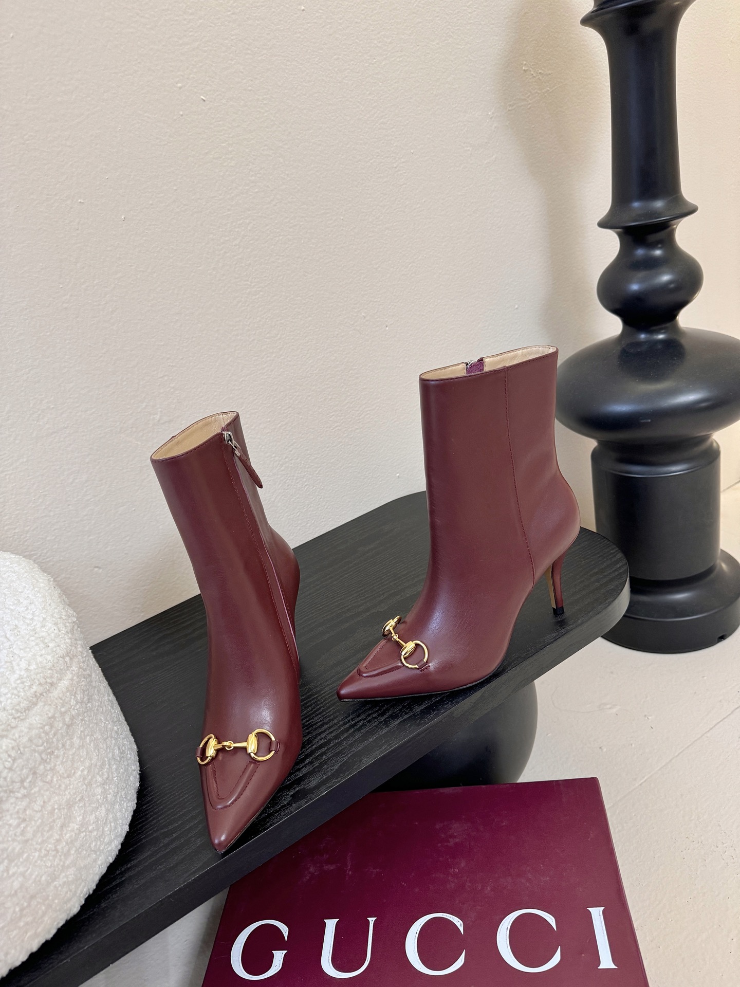 Gucci/古驰25WF新品马衔扣尖头侧拉链高跟短靴它以标志性的马衔扣为点睛之笔彰显着品牌深厚的马术传承