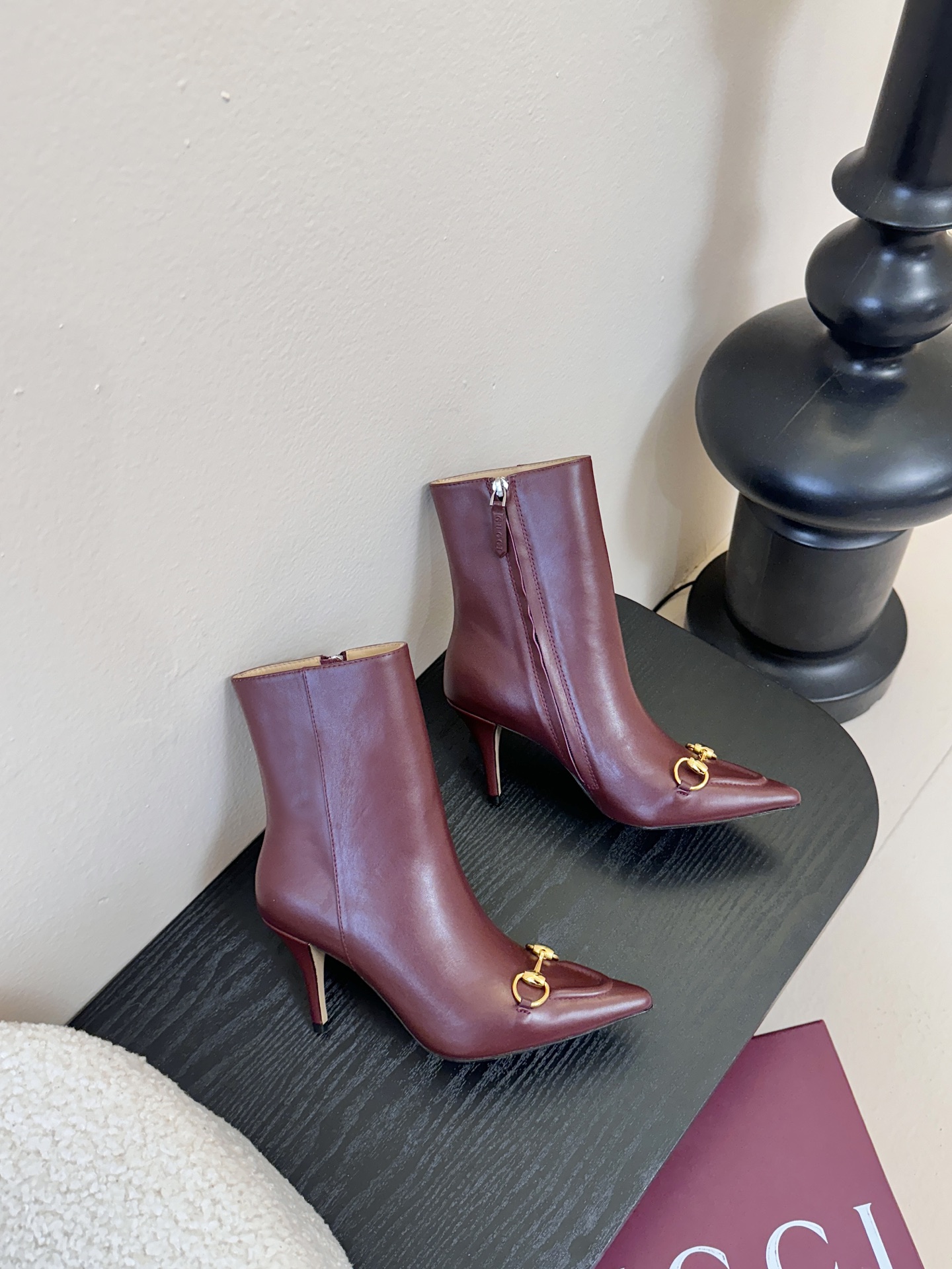 Gucci/古驰25WF新品马衔扣尖头侧拉链高跟短靴它以标志性的马衔扣为点睛之笔彰显着品牌深厚的马术传承