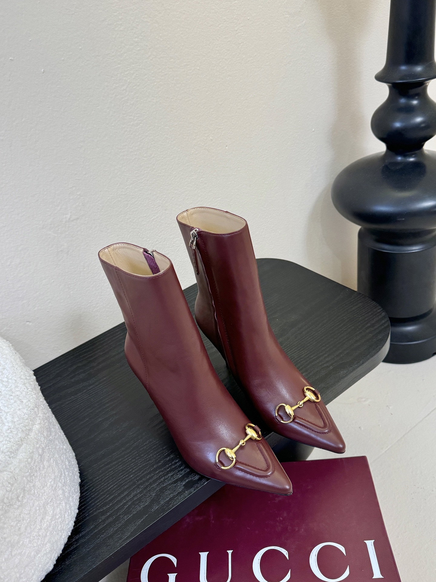 Gucci/古驰25WF新品马衔扣尖头侧拉链高跟短靴它以标志性的马衔扣为点睛之笔彰显着品牌深厚的马术传承