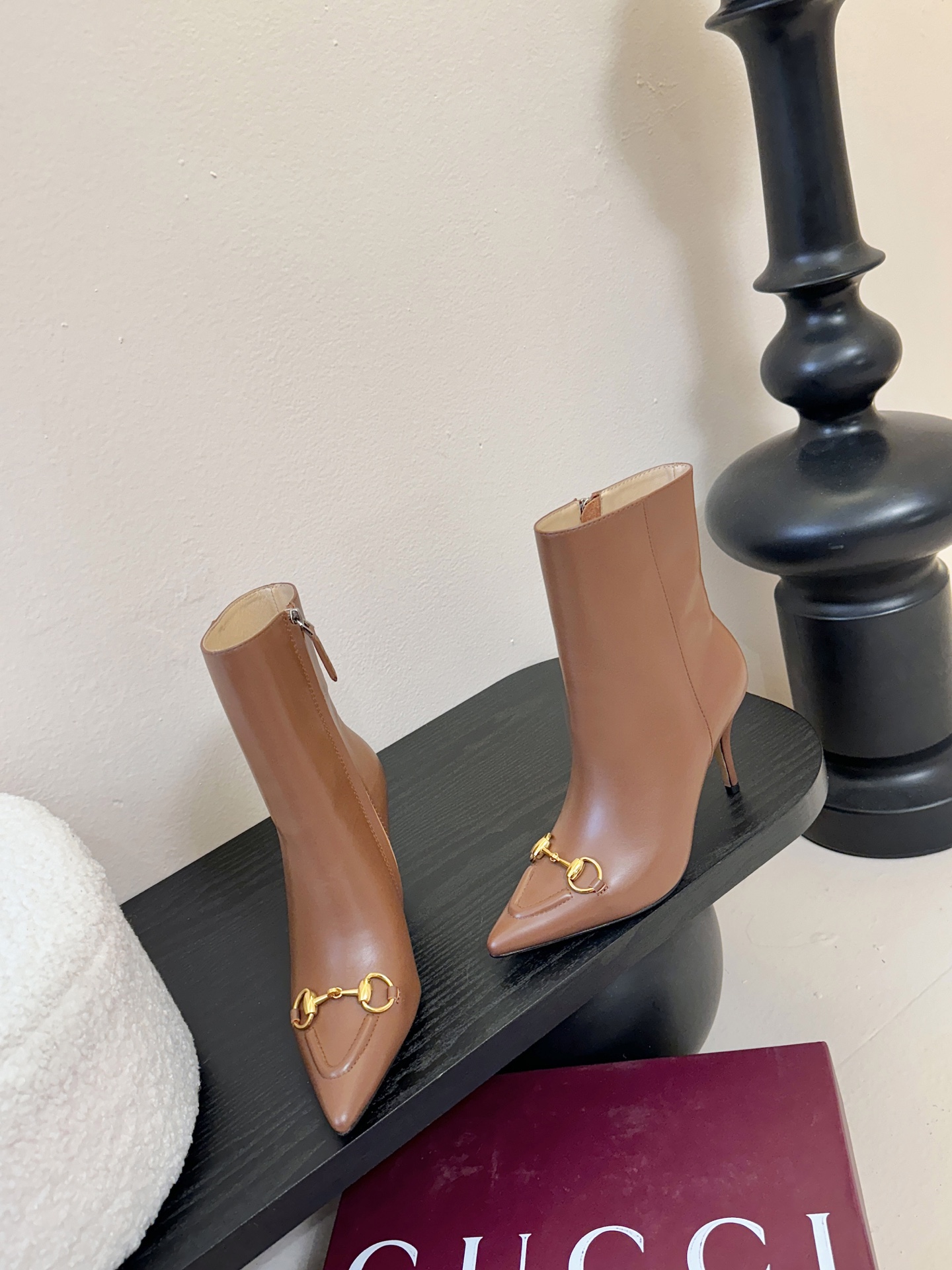 Gucci/古驰25WF新品马衔扣尖头侧拉链高跟短靴它以标志性的马衔扣为点睛之笔彰显着品牌深厚的马术传承