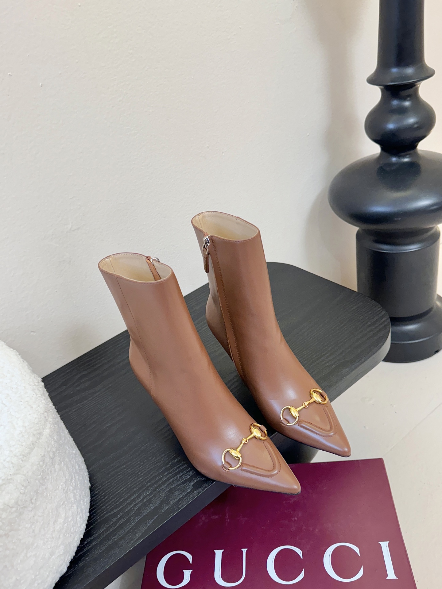 Gucci/古驰25WF新品马衔扣尖头侧拉链高跟短靴它以标志性的马衔扣为点睛之笔彰显着品牌深厚的马术传承