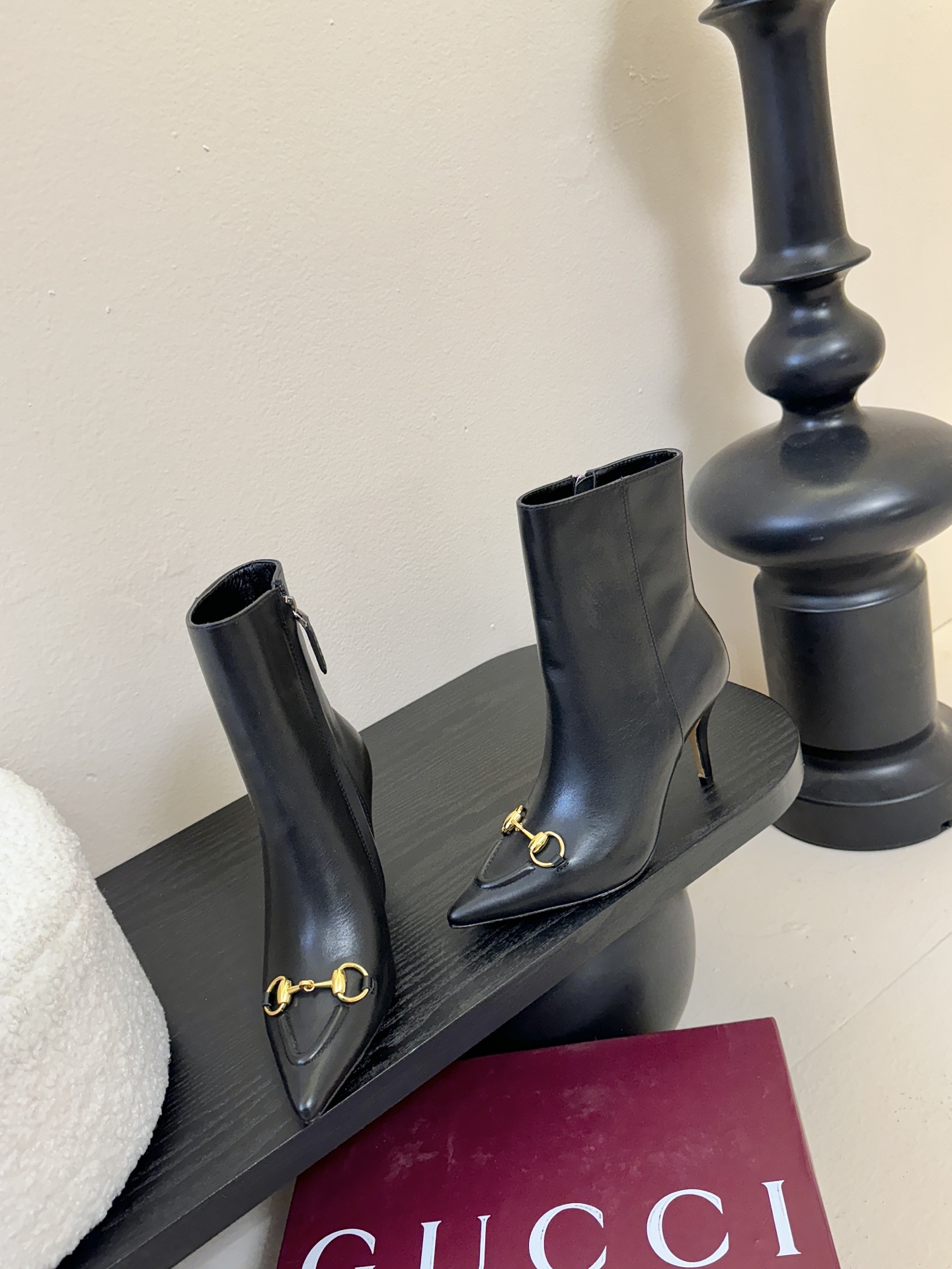 Gucci/古驰25WF新品马衔扣尖头侧拉链高跟短靴它以标志性的马衔扣为点睛之笔彰显着品牌深厚的马术传承