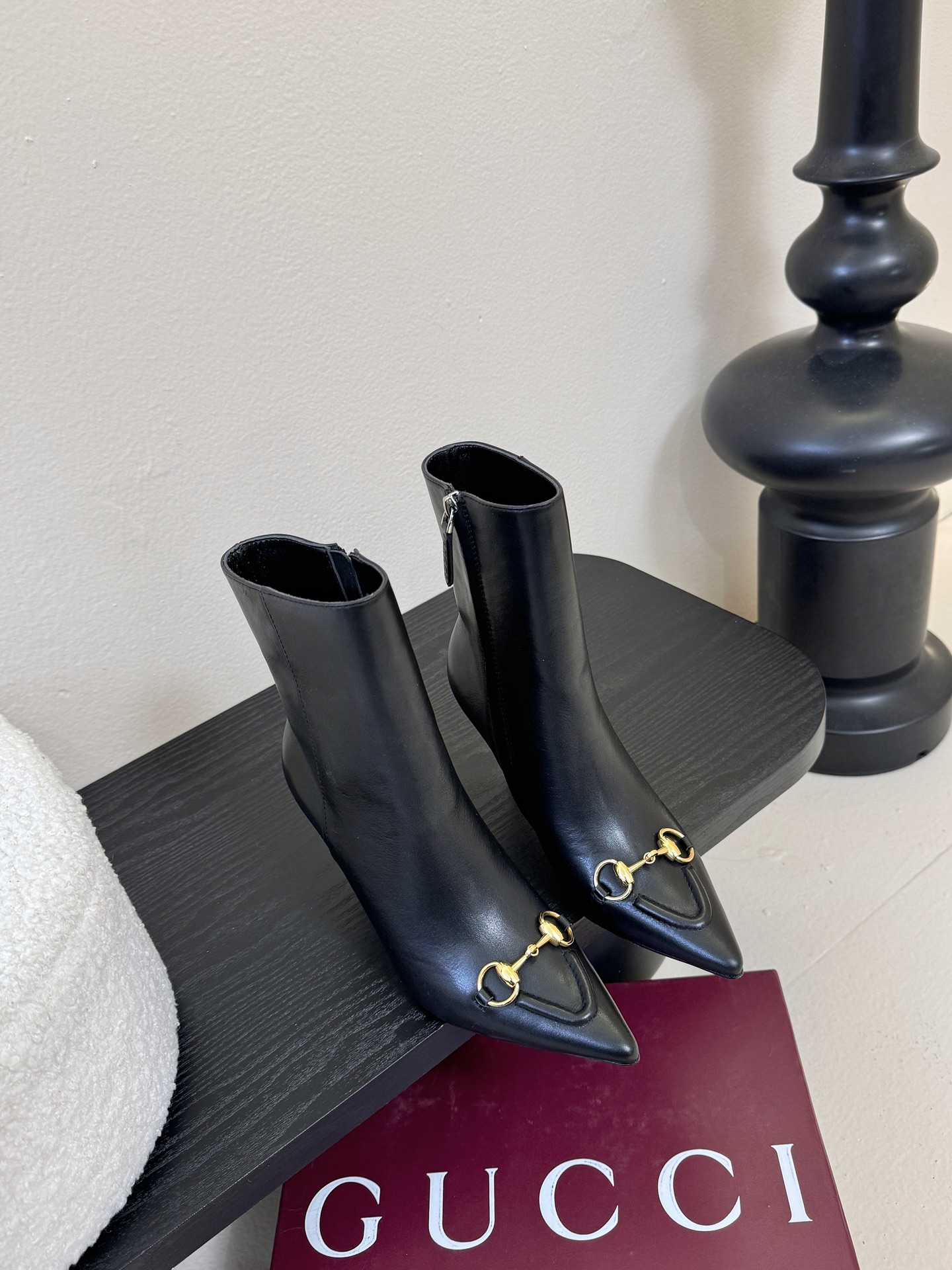 Gucci/古驰25WF新品马衔扣尖头侧拉链高跟短靴它以标志性的马衔扣为点睛之笔彰显着品牌深厚的马术传承