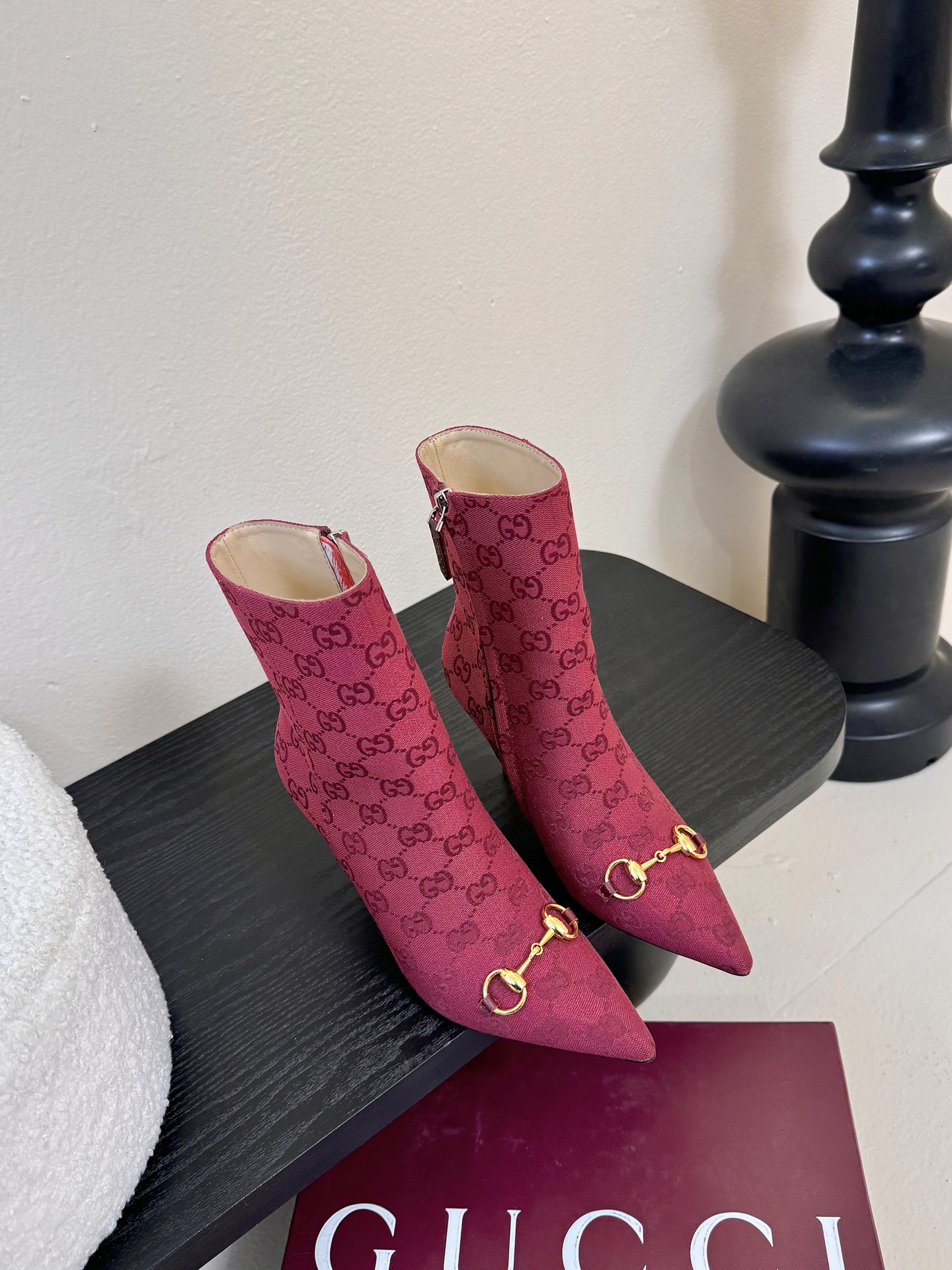 Gucci/古驰25WF新品马衔扣尖头侧拉链高跟短靴它以标志性的马衔扣为点睛之笔彰显着品牌深厚的马术传承