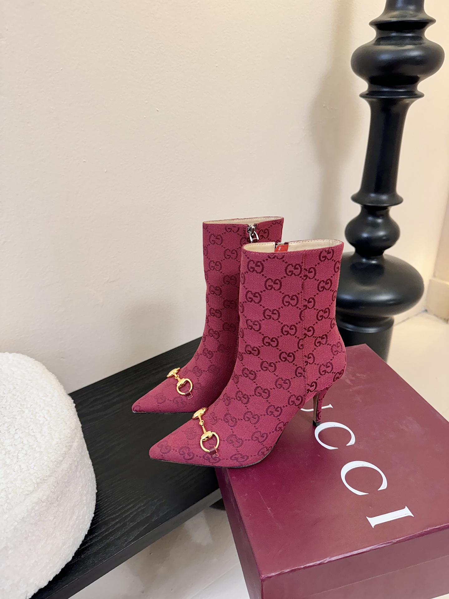 Gucci/古驰25WF新品马衔扣尖头侧拉链高跟短靴它以标志性的马衔扣为点睛之笔彰显着品牌深厚的马术传承