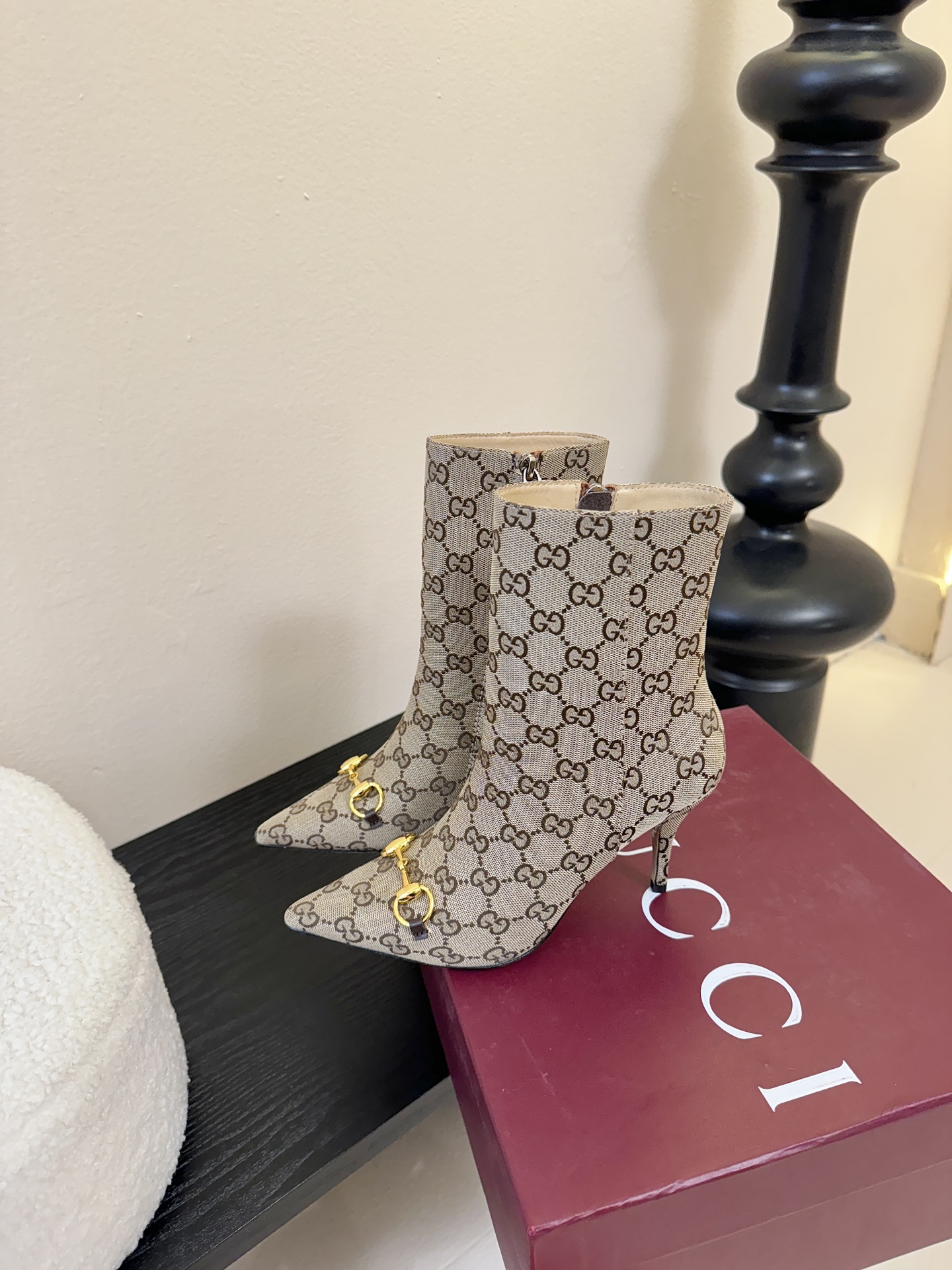 Gucci/古驰25WF新品马衔扣尖头侧拉链高跟短靴它以标志性的马衔扣为点睛之笔彰显着品牌深厚的马术传承