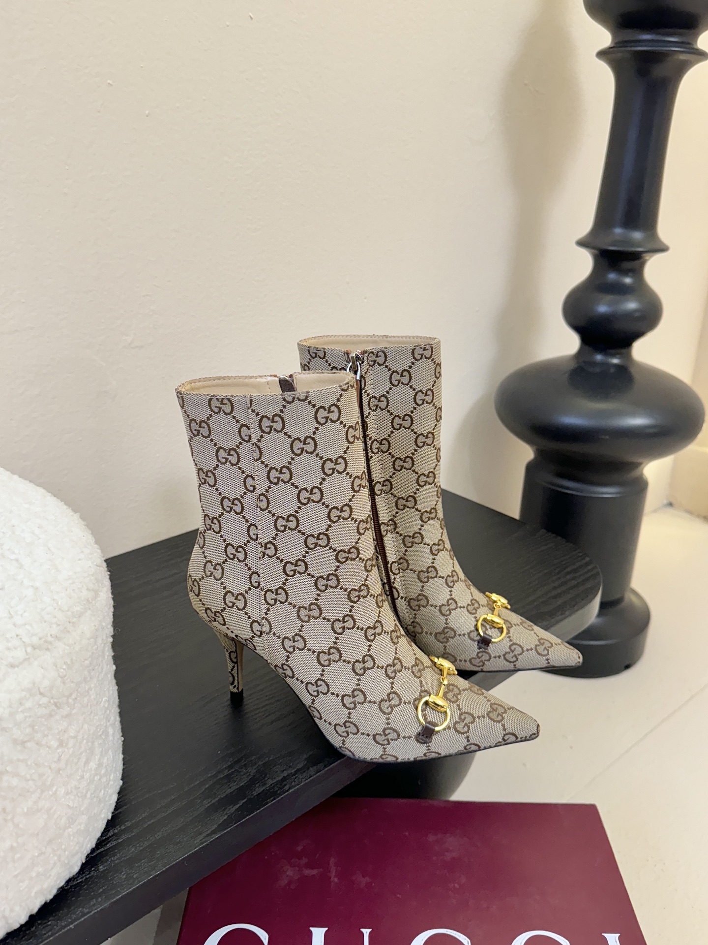 Gucci/古驰25WF新品马衔扣尖头侧拉链高跟短靴它以标志性的马衔扣为点睛之笔彰显着品牌深厚的马术传承