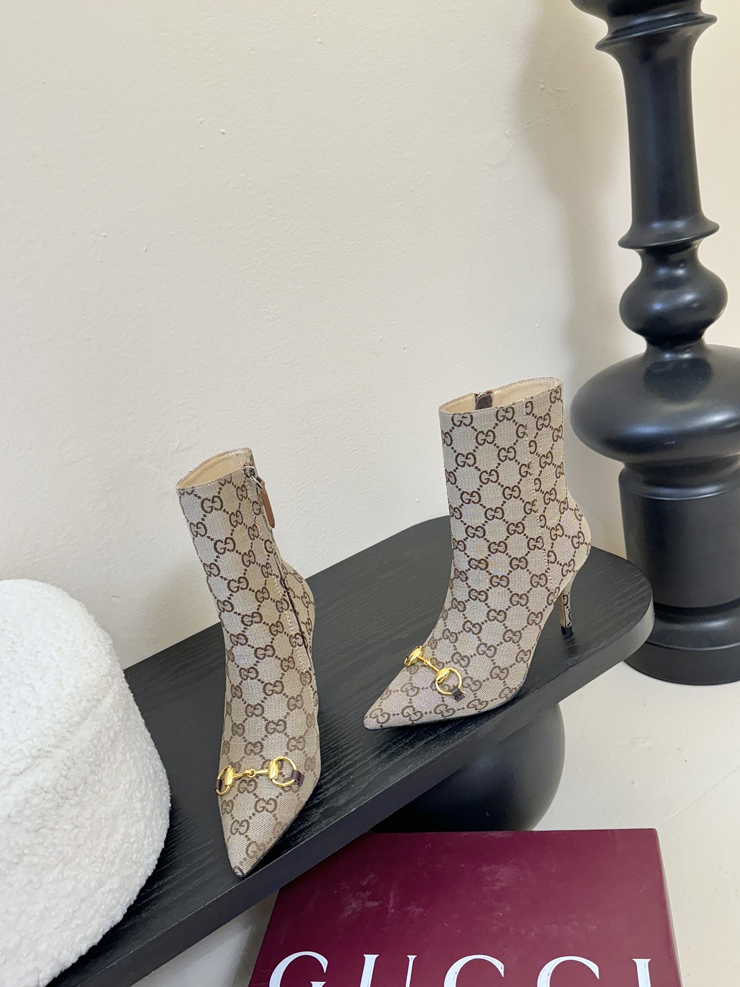 Gucci/古驰25WF新品马衔扣尖头侧拉链高跟短靴它以标志性的马衔扣为点睛之笔彰显着品牌深厚的马术传承