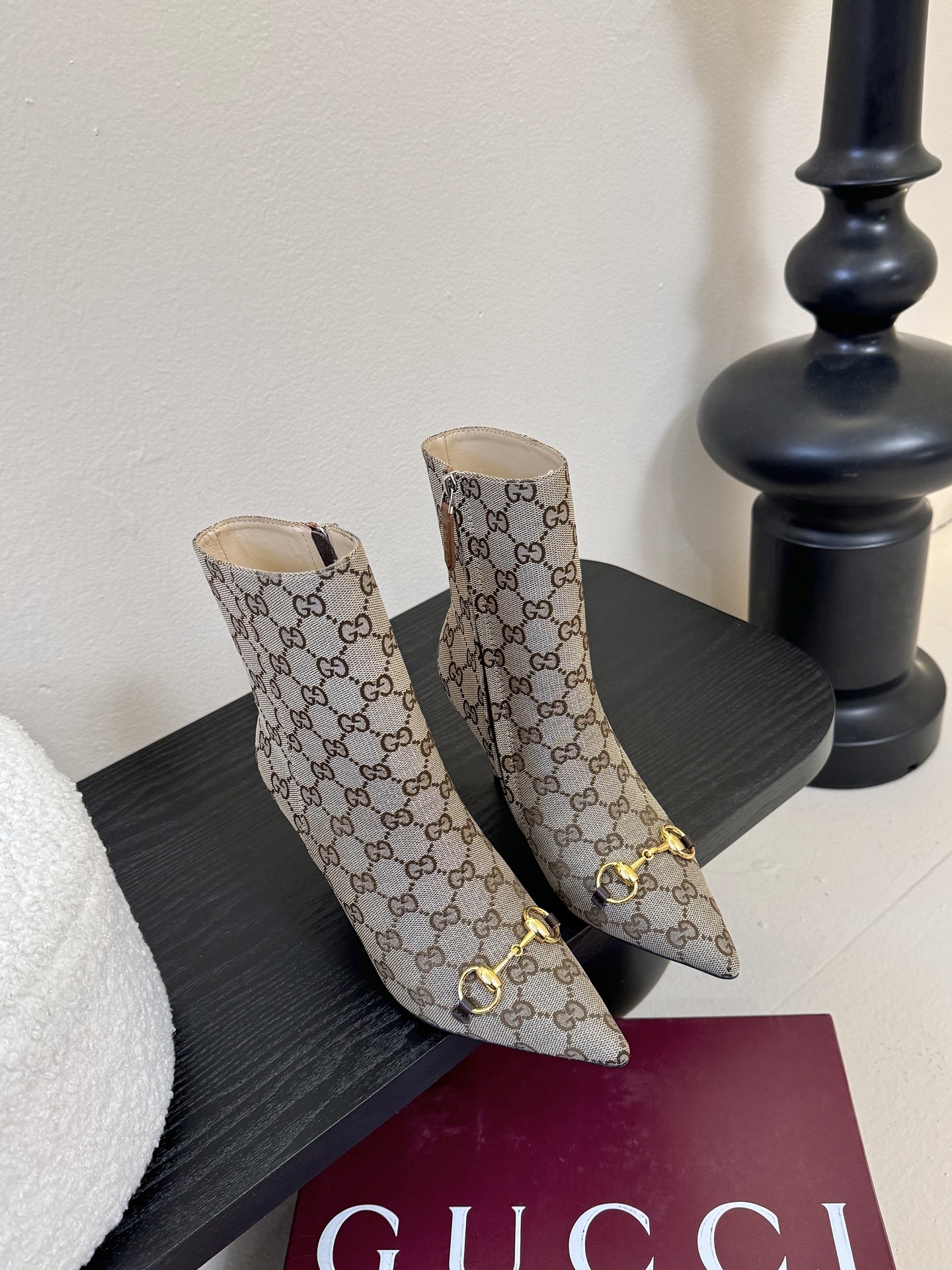 Gucci/古驰25WF新品马衔扣尖头侧拉链高跟短靴它以标志性的马衔扣为点睛之笔彰显着品牌深厚的马术传承