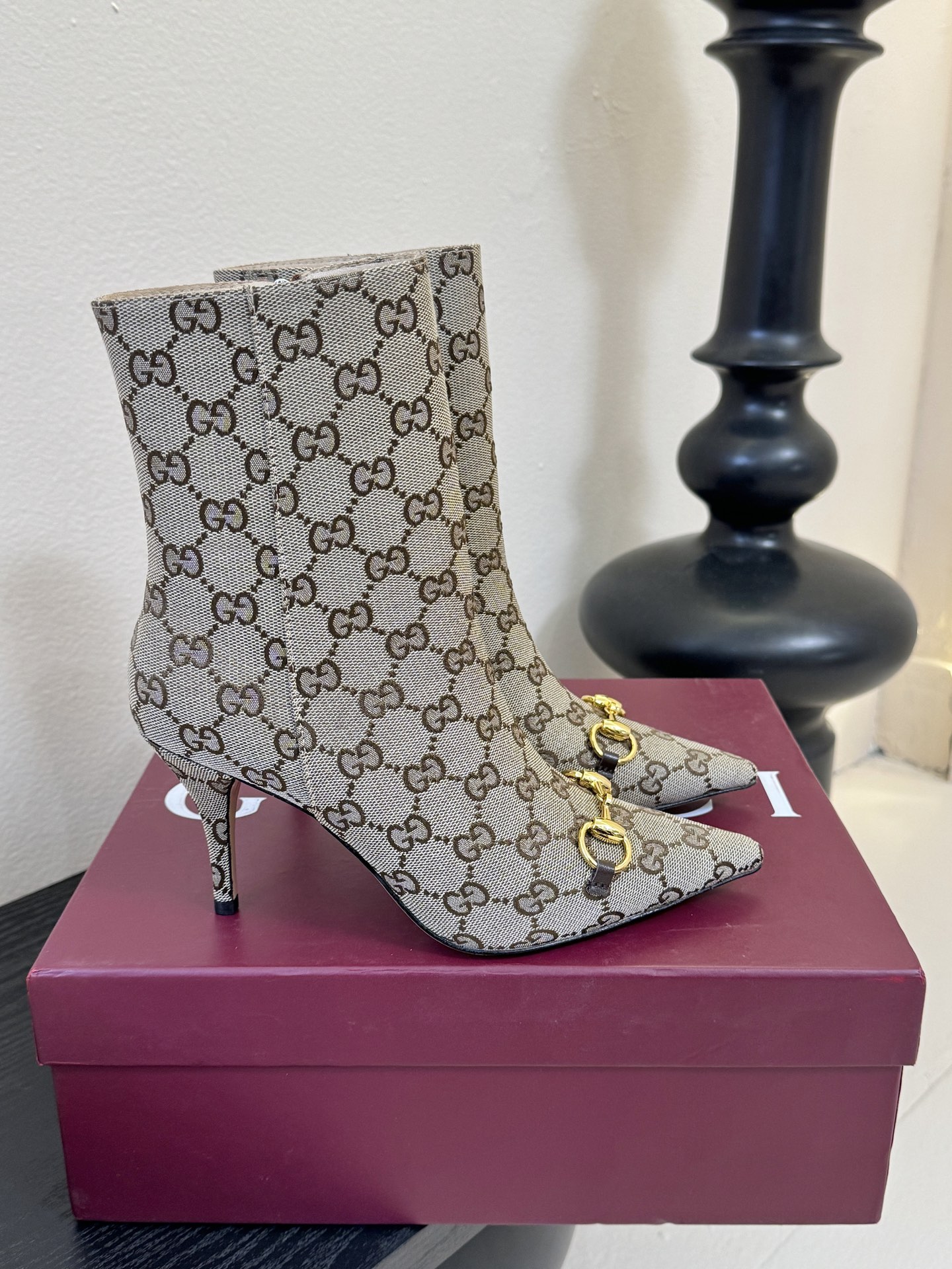 Gucci/古驰25WF新品马衔扣尖头侧拉链高跟短靴它以标志性的马衔扣为点睛之笔彰显着品牌深厚的马术传承