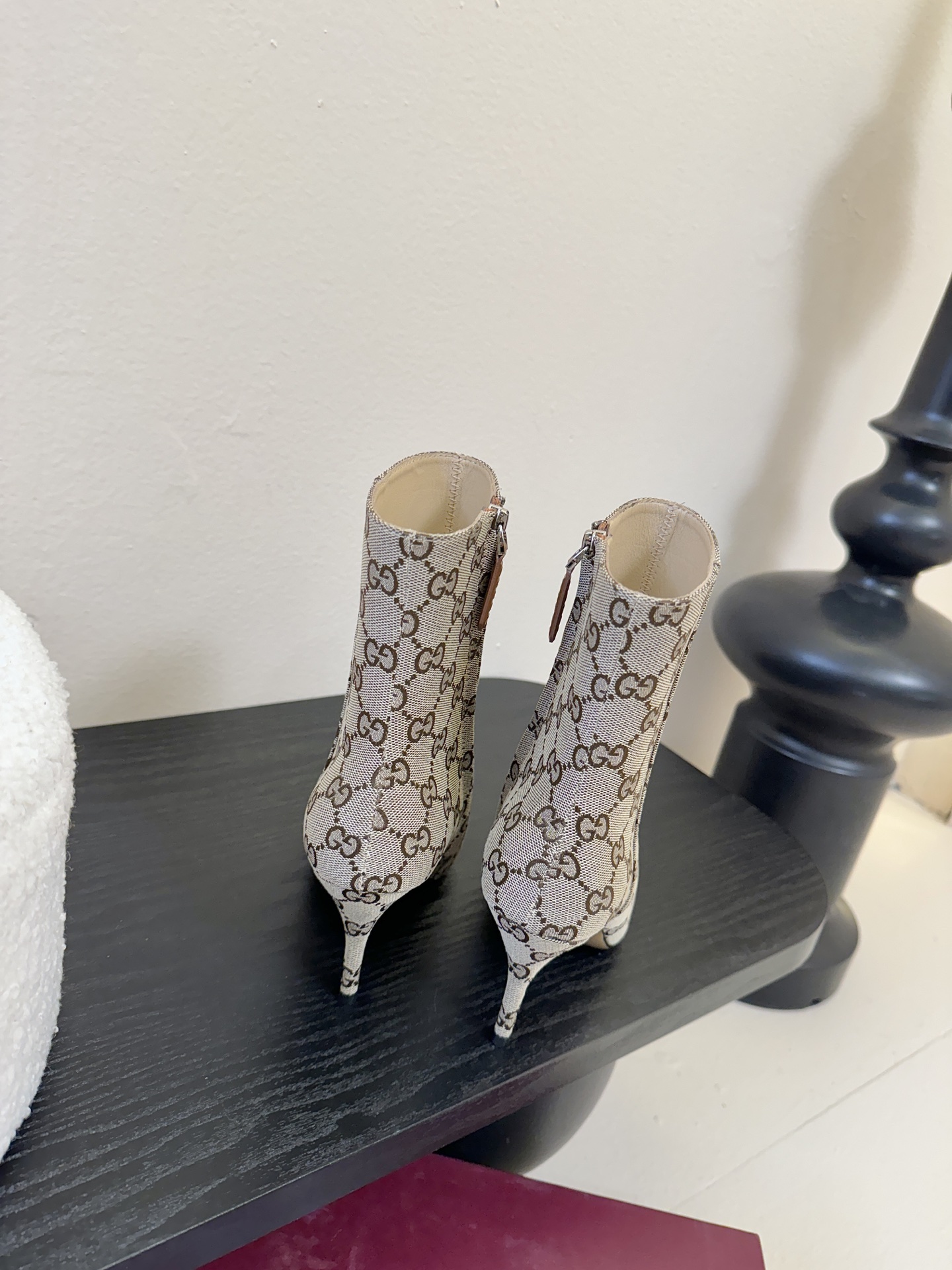 Gucci/古驰25WF新品马衔扣尖头侧拉链高跟短靴它以标志性的马衔扣为点睛之笔彰显着品牌深厚的马术传承