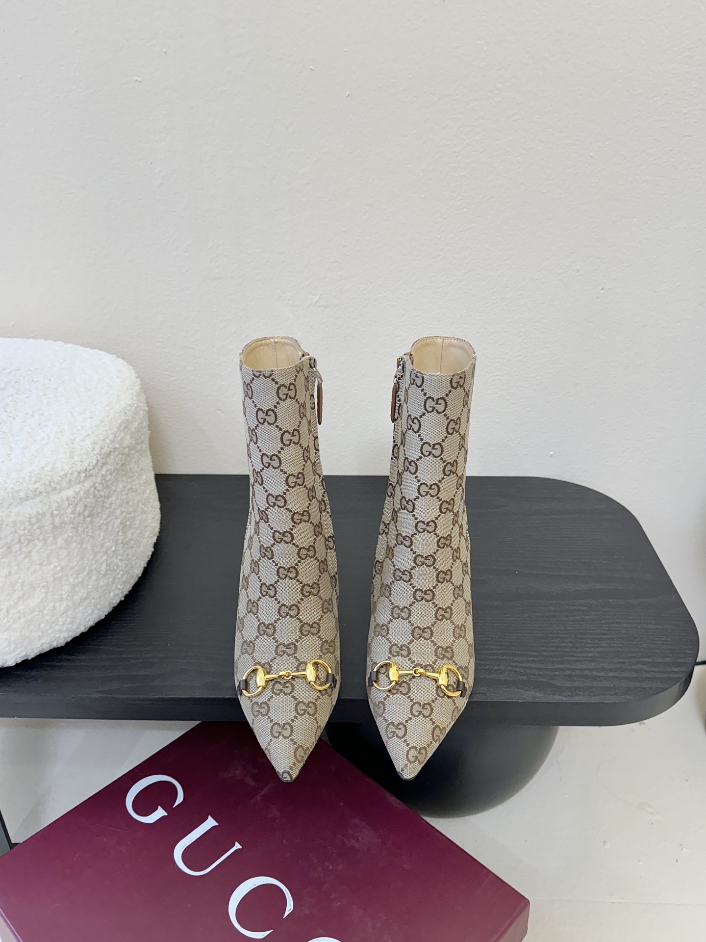 Gucci/古驰25WF新品马衔扣尖头侧拉链高跟短靴它以标志性的马衔扣为点睛之笔彰显着品牌深厚的马术传承