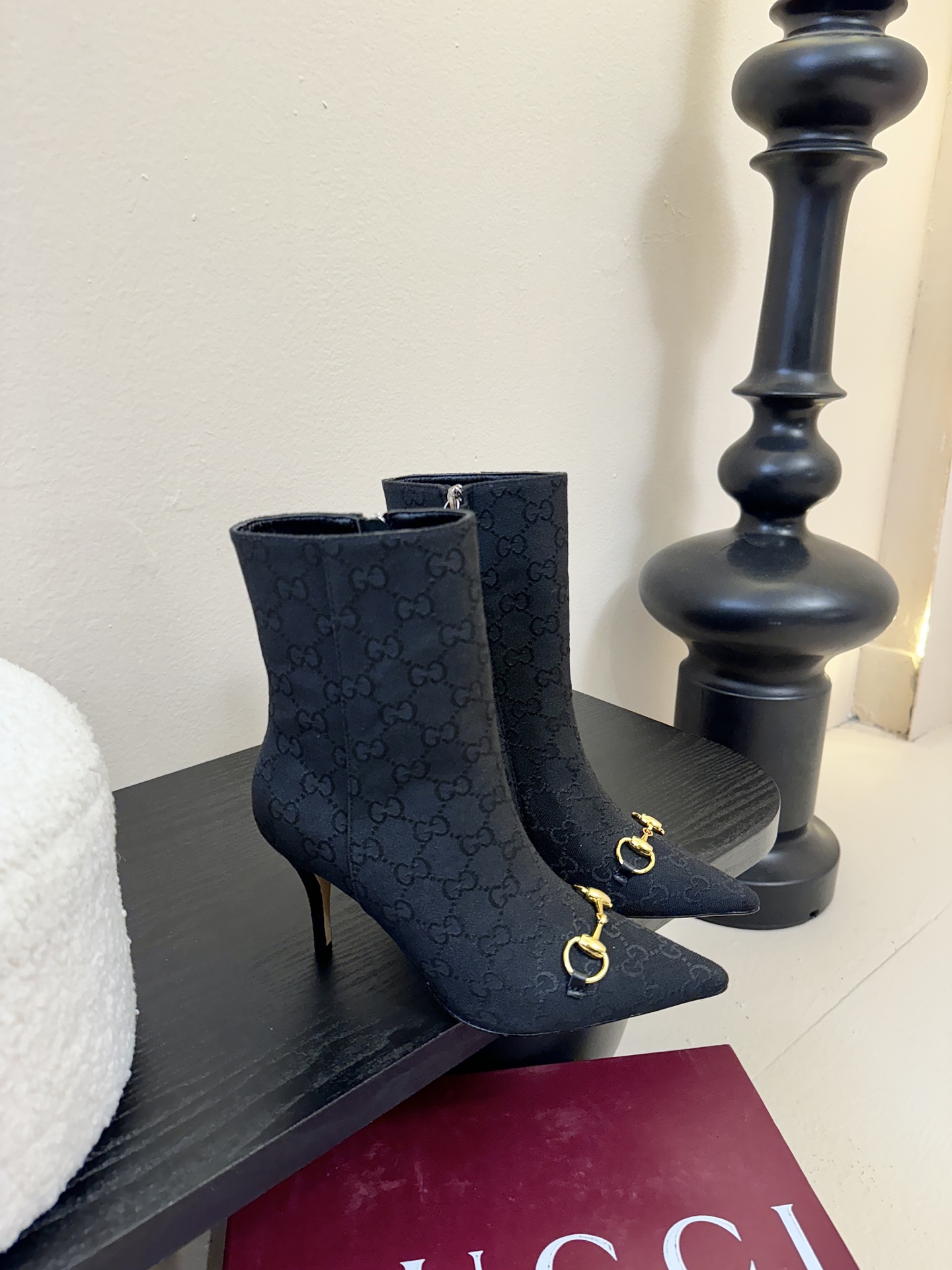 Gucci/古驰25WF新品马衔扣尖头侧拉链高跟短靴它以标志性的马衔扣为点睛之笔彰显着品牌深厚的马术传承