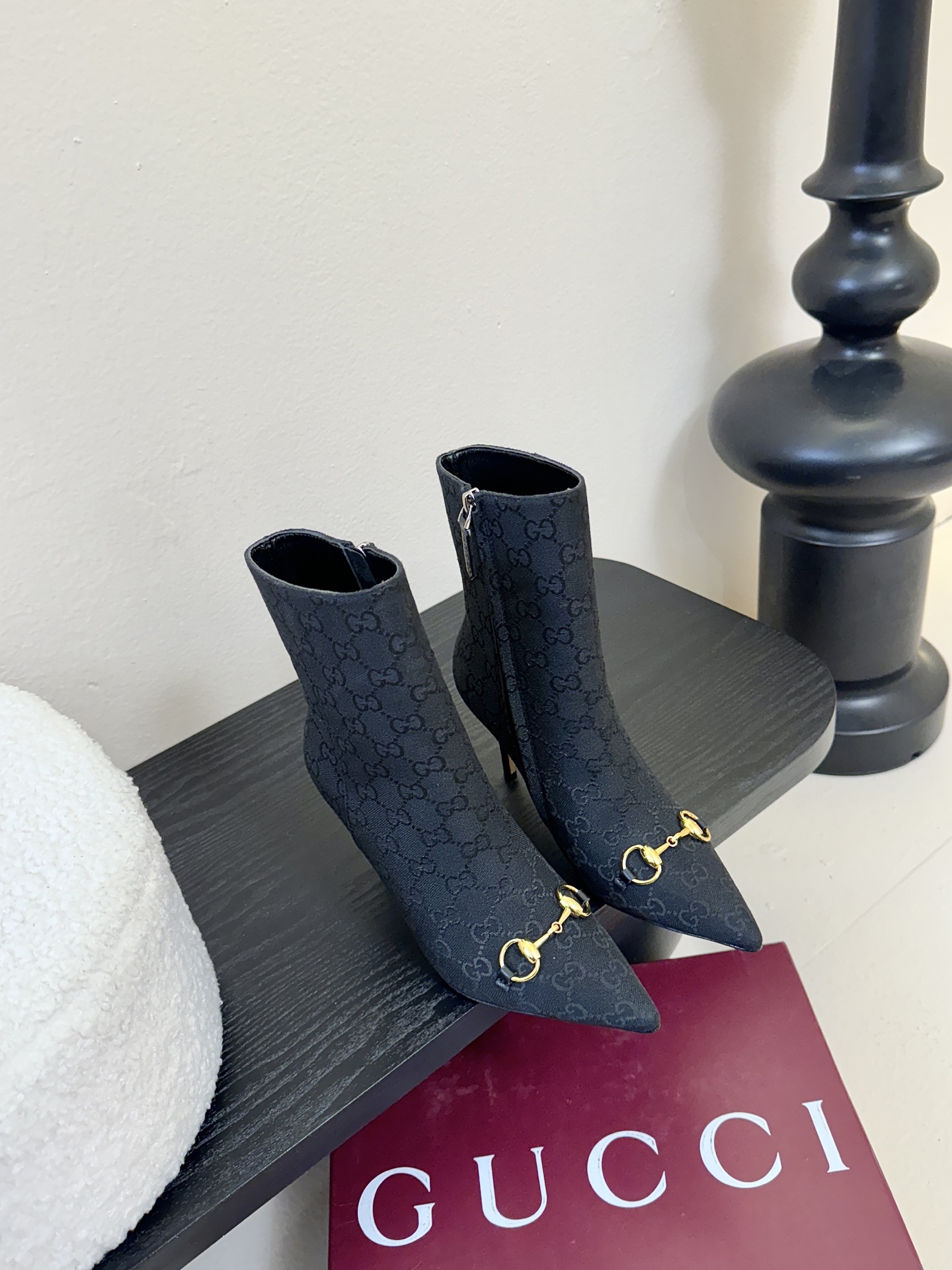 Gucci/古驰25WF新品马衔扣尖头侧拉链高跟短靴它以标志性的马衔扣为点睛之笔彰显着品牌深厚的马术传承