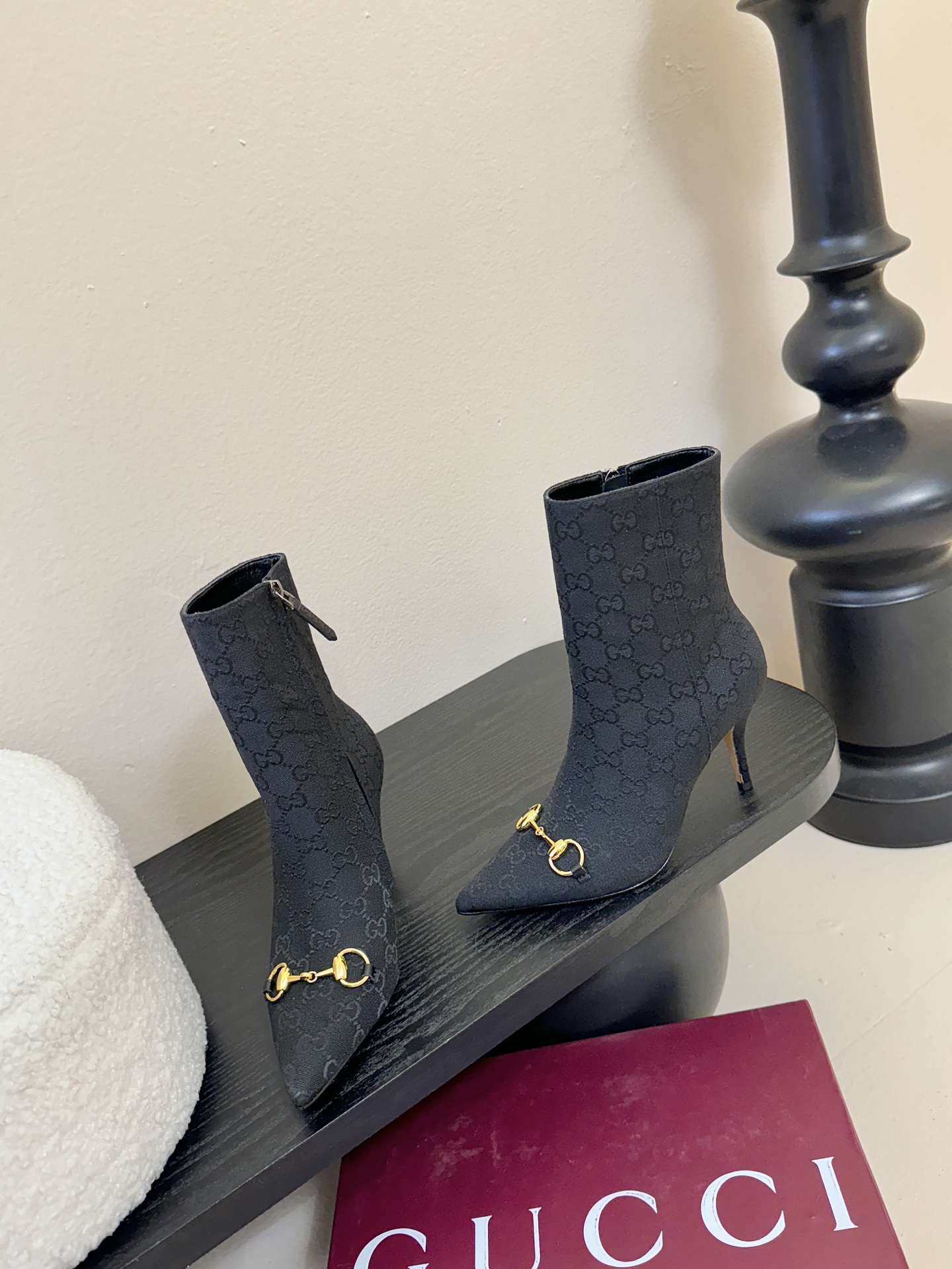 Gucci/古驰25WF新品马衔扣尖头侧拉链高跟短靴它以标志性的马衔扣为点睛之笔彰显着品牌深厚的马术传承