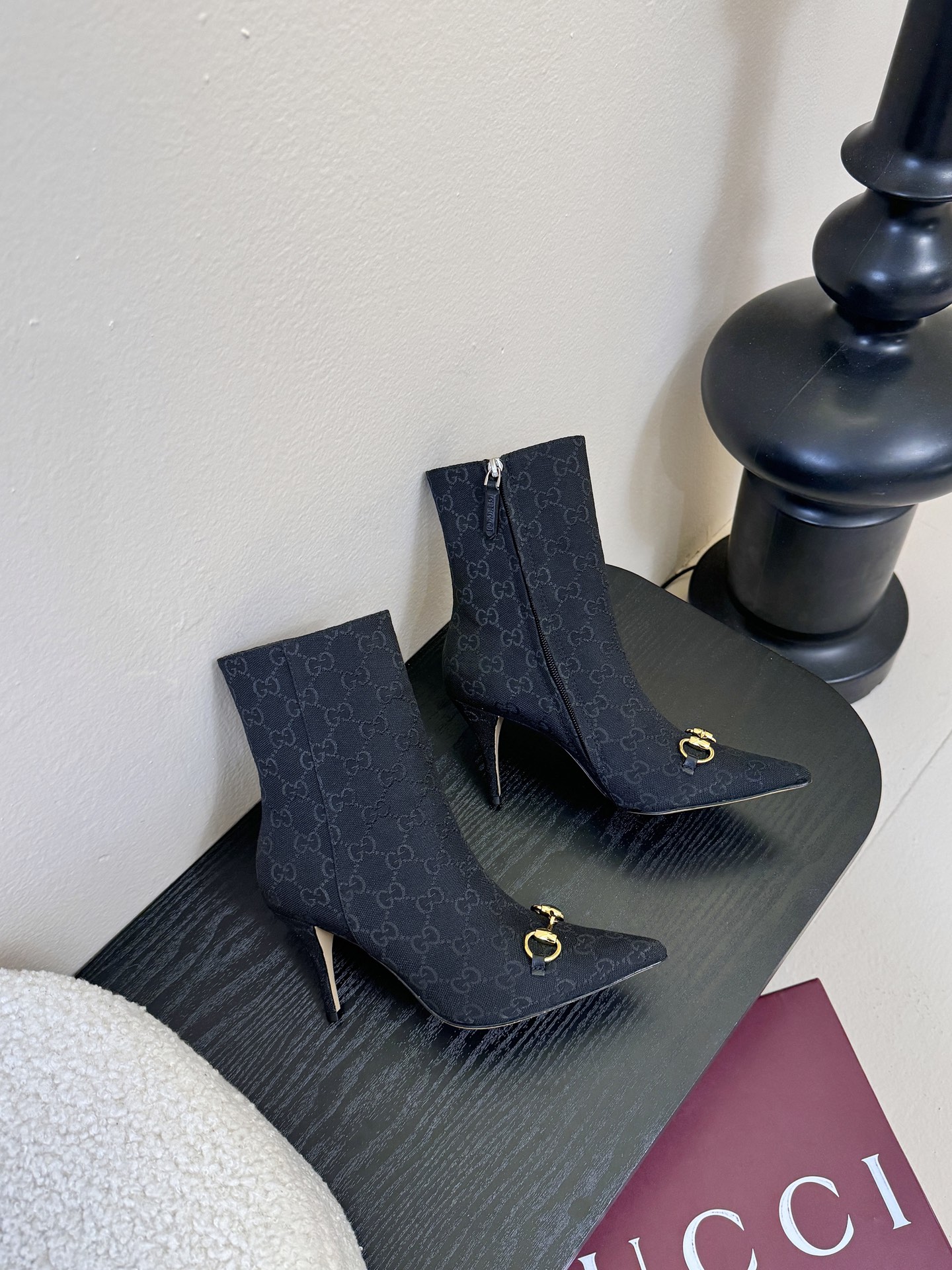 Gucci/古驰25WF新品马衔扣尖头侧拉链高跟短靴它以标志性的马衔扣为点睛之笔彰显着品牌深厚的马术传承