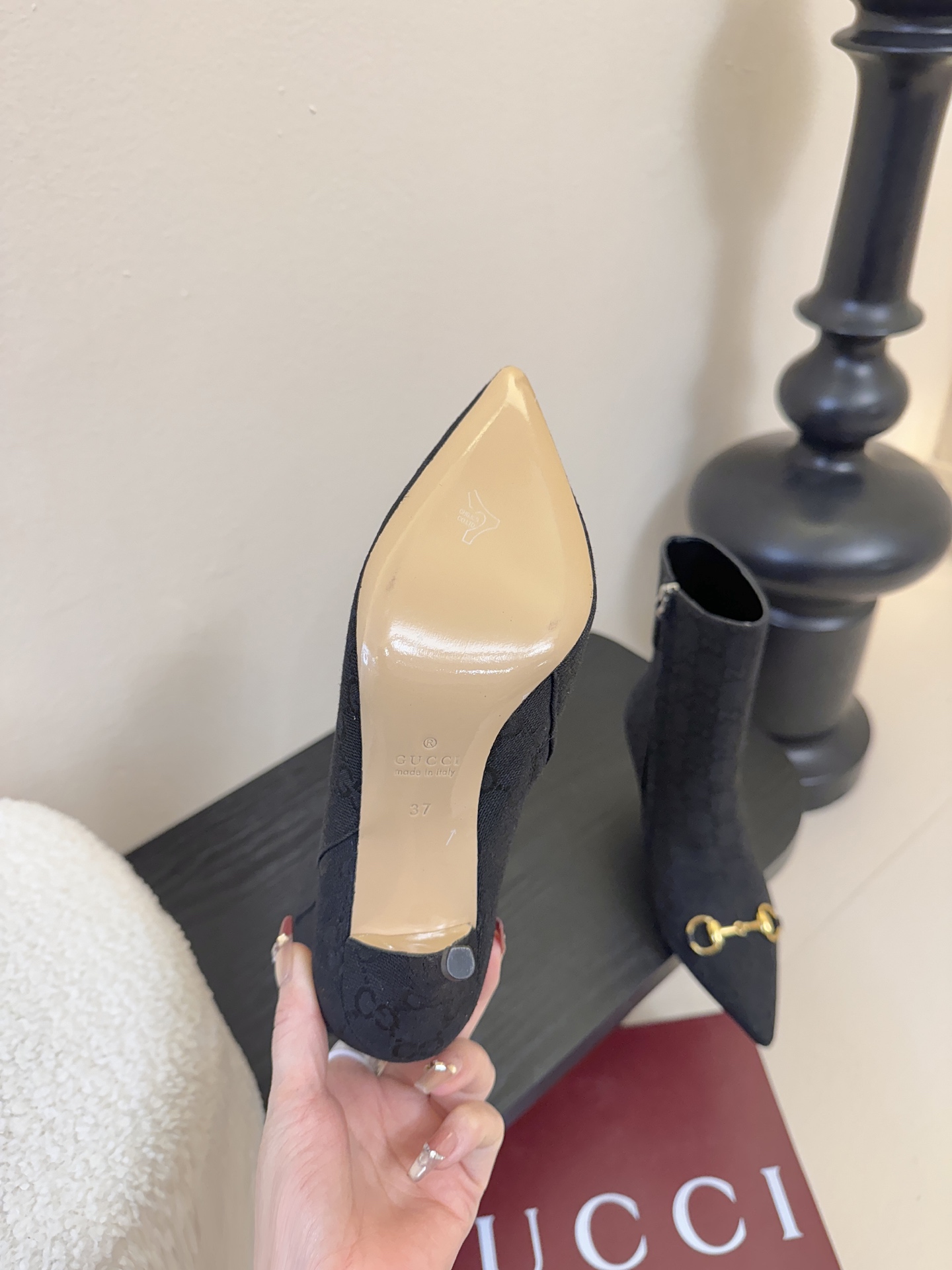 Gucci/古驰25WF新品马衔扣尖头侧拉链高跟短靴它以标志性的马衔扣为点睛之笔彰显着品牌深厚的马术传承