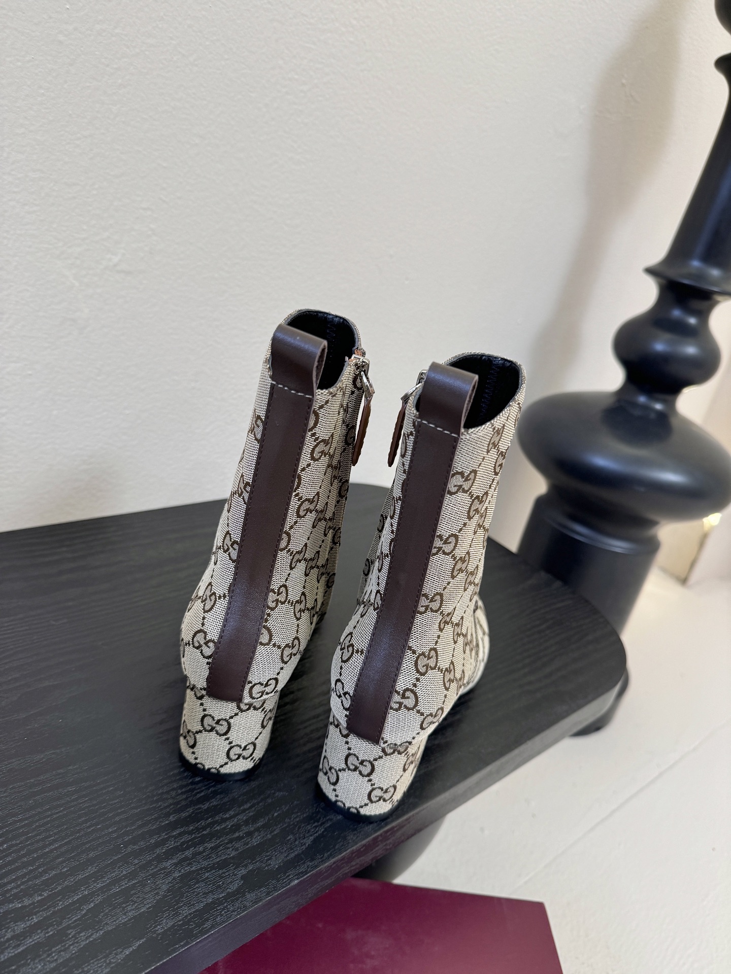 秋冬新款 Hermès/爱马仕新品复古极简 铁片粗跟短靴 一脚蹬——————————————这双复古极简