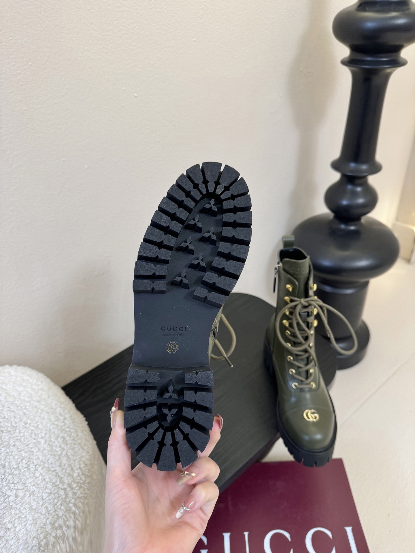 Gucc*秋冬新品经典时髦极小简圆头搭配马衔扣设计潇洒百搭而且脚感很稳而且在搭配上不用多做思考连衣裙和小