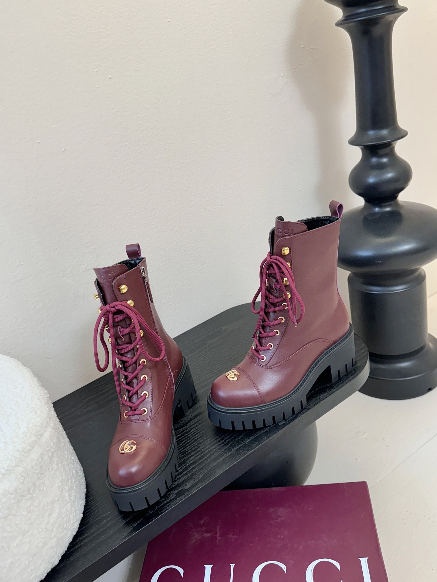 Gucc*秋冬新品经典时髦极小简圆头搭配马衔扣设计潇洒百搭而且脚感很稳而且在搭配上不用多做思考连衣裙和小