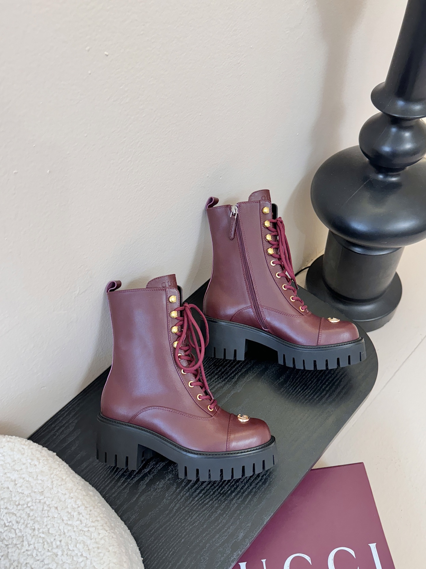 Gucc*秋冬新品经典时髦极小简圆头搭配马衔扣设计潇洒百搭而且脚感很稳而且在搭配上不用多做思考连衣裙和小