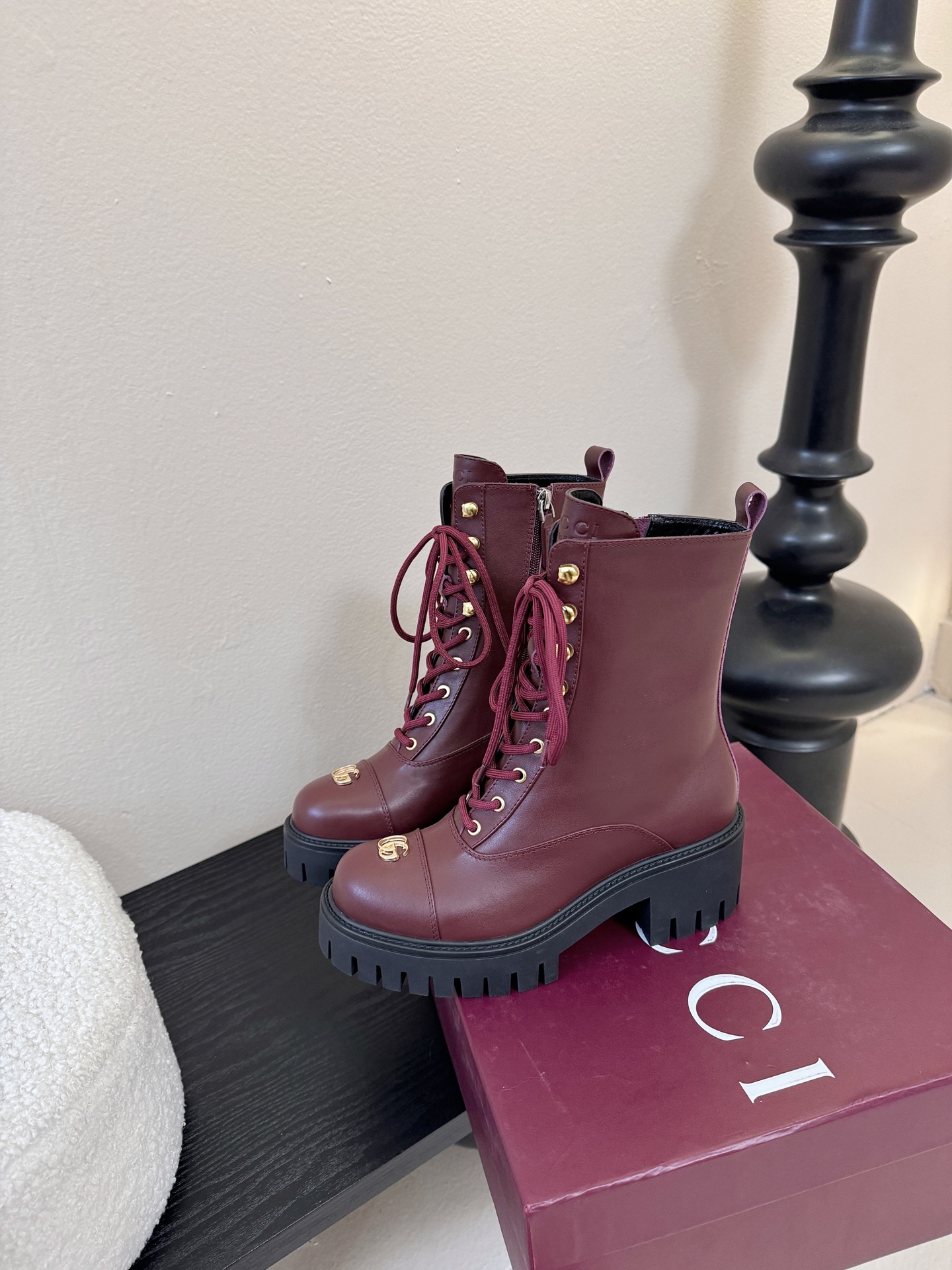 Gucc*秋冬新品经典时髦极小简圆头搭配马衔扣设计潇洒百搭而且脚感很稳而且在搭配上不用多做思考连衣裙和小