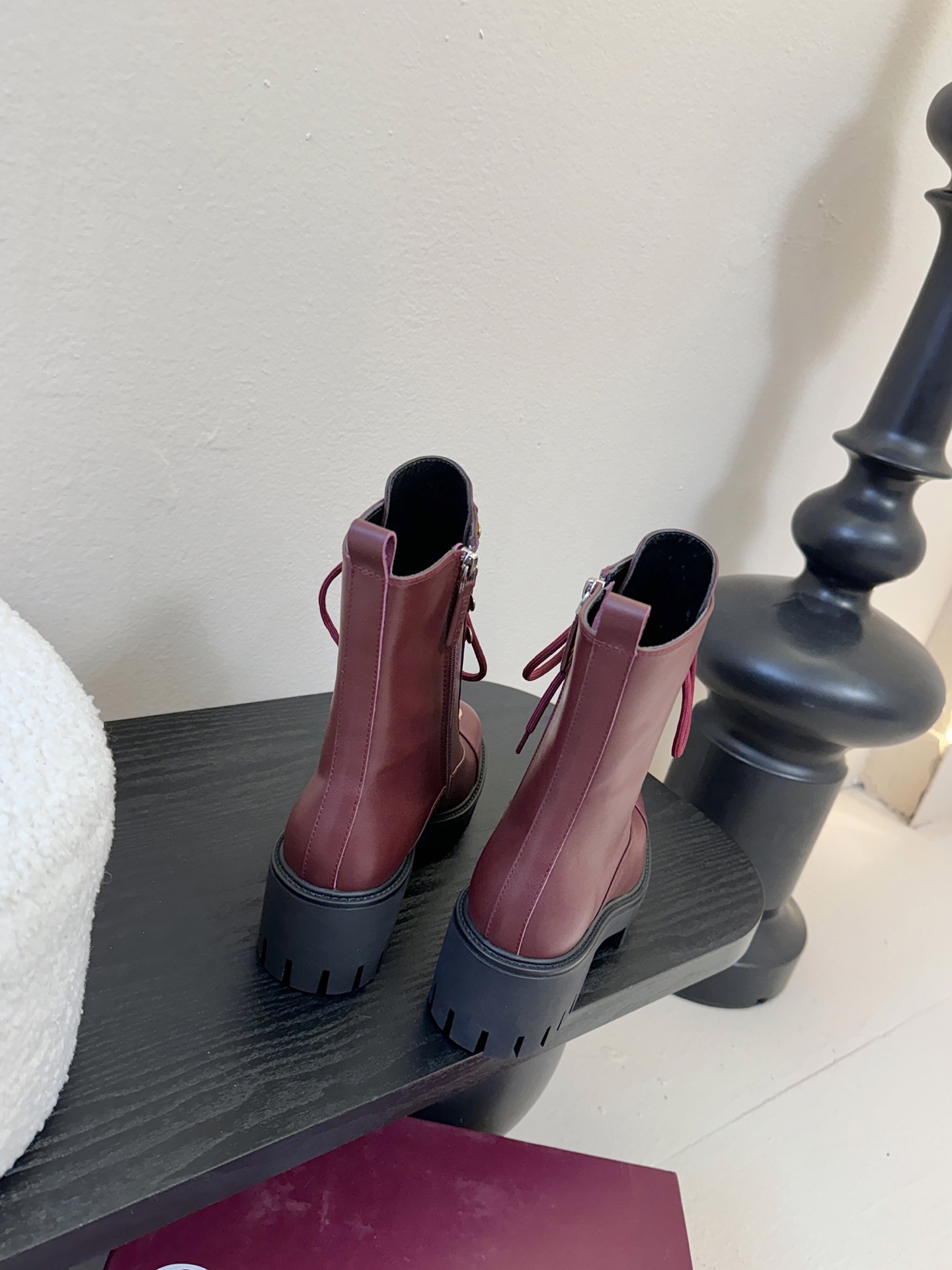 Gucc*秋冬新品经典时髦极小简圆头搭配马衔扣设计潇洒百搭而且脚感很稳而且在搭配上不用多做思考连衣裙和小